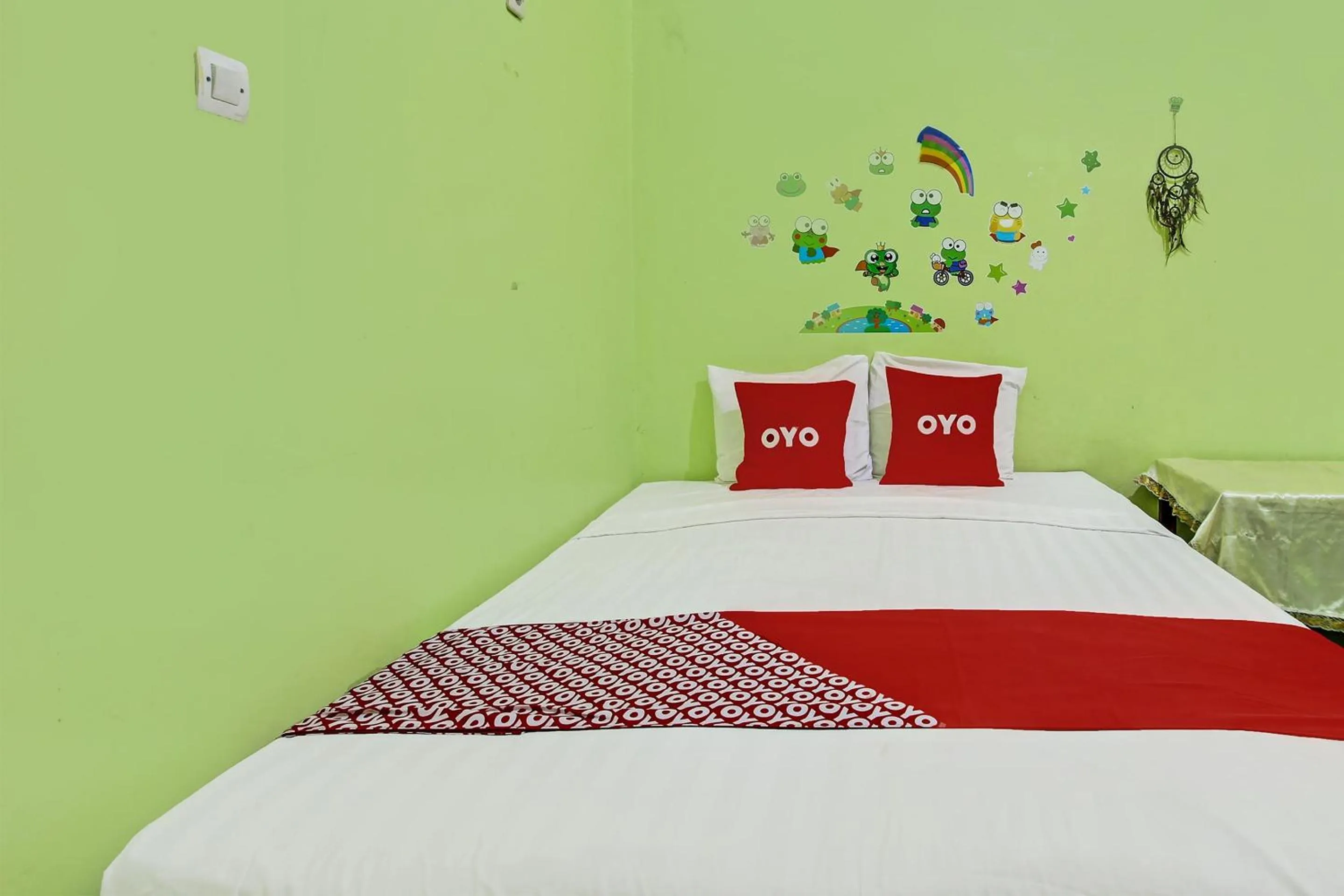 Bedroom, Bed in Hotel O Cahyo Kost 1
