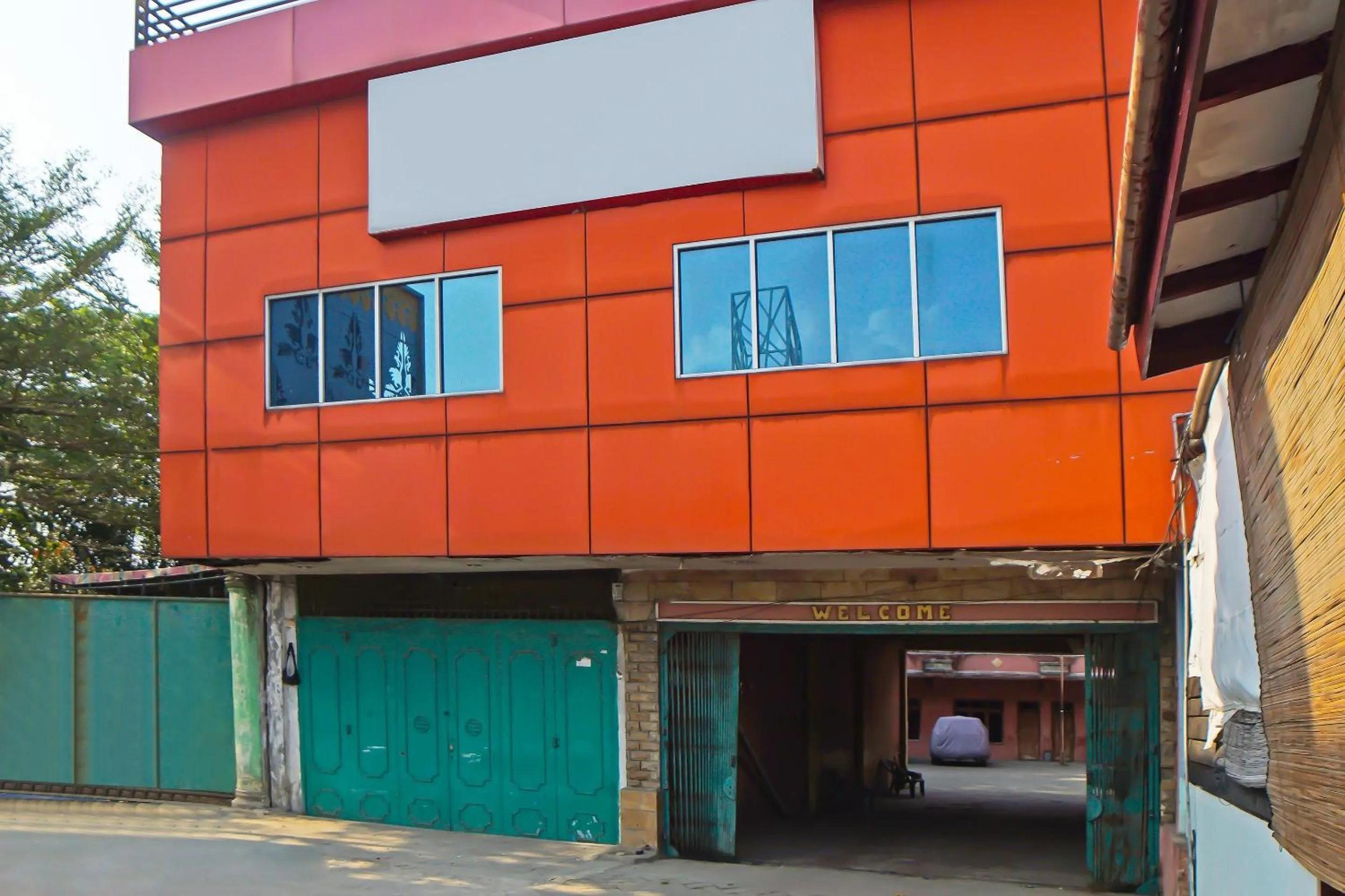 Facade/entrance in OYO 92463 Deli Hotel Medan