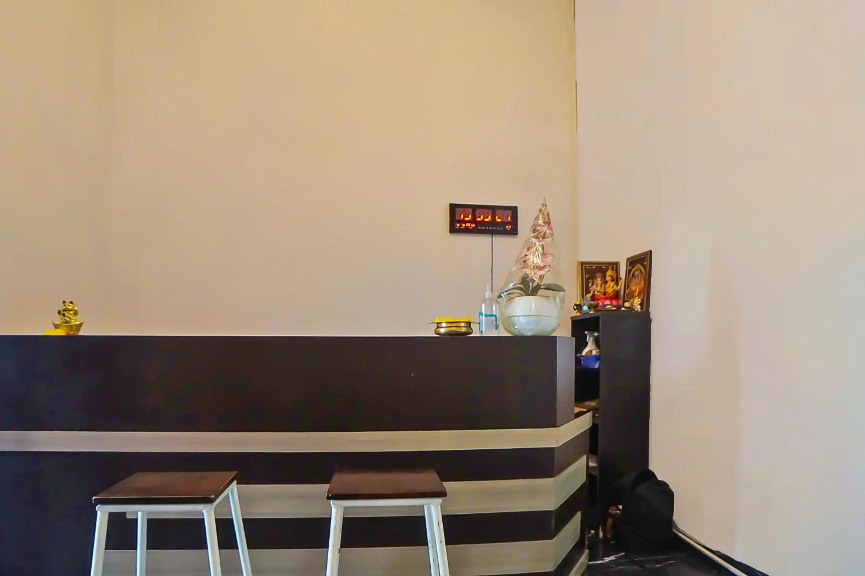 Lobby or reception in OYO 92463 Deli Hotel Medan