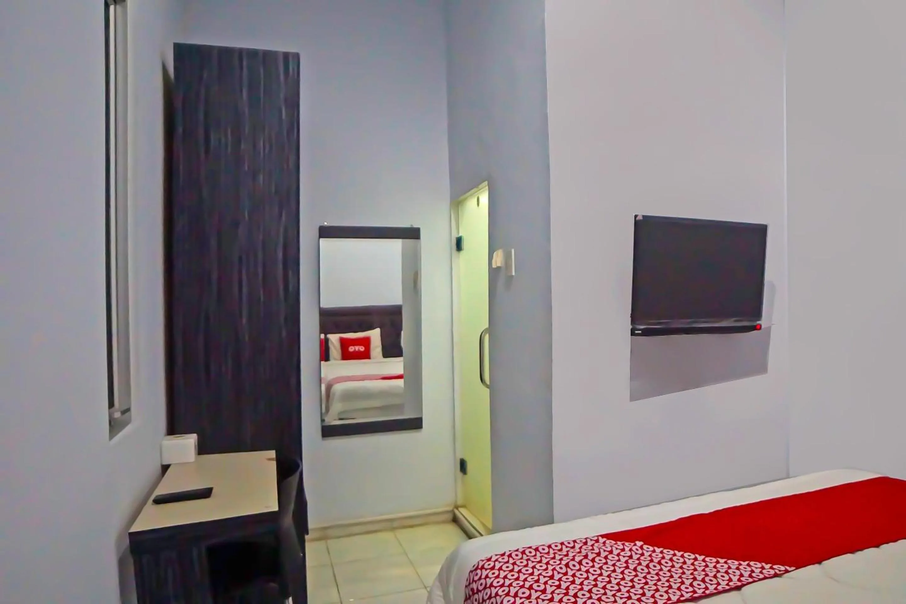 Bedroom in OYO 92463 Deli Hotel Medan