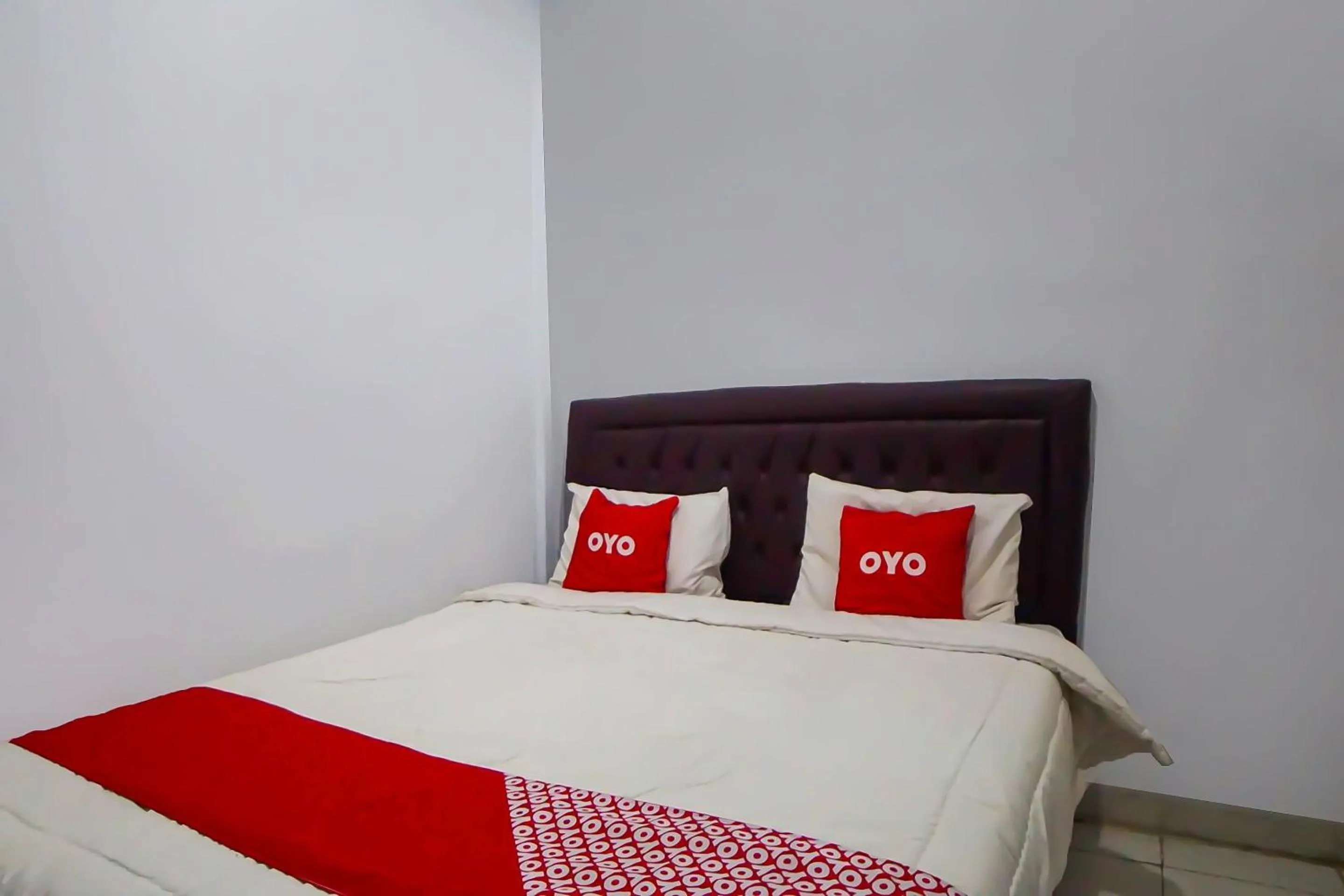 Bedroom in OYO 92463 Deli Hotel Medan