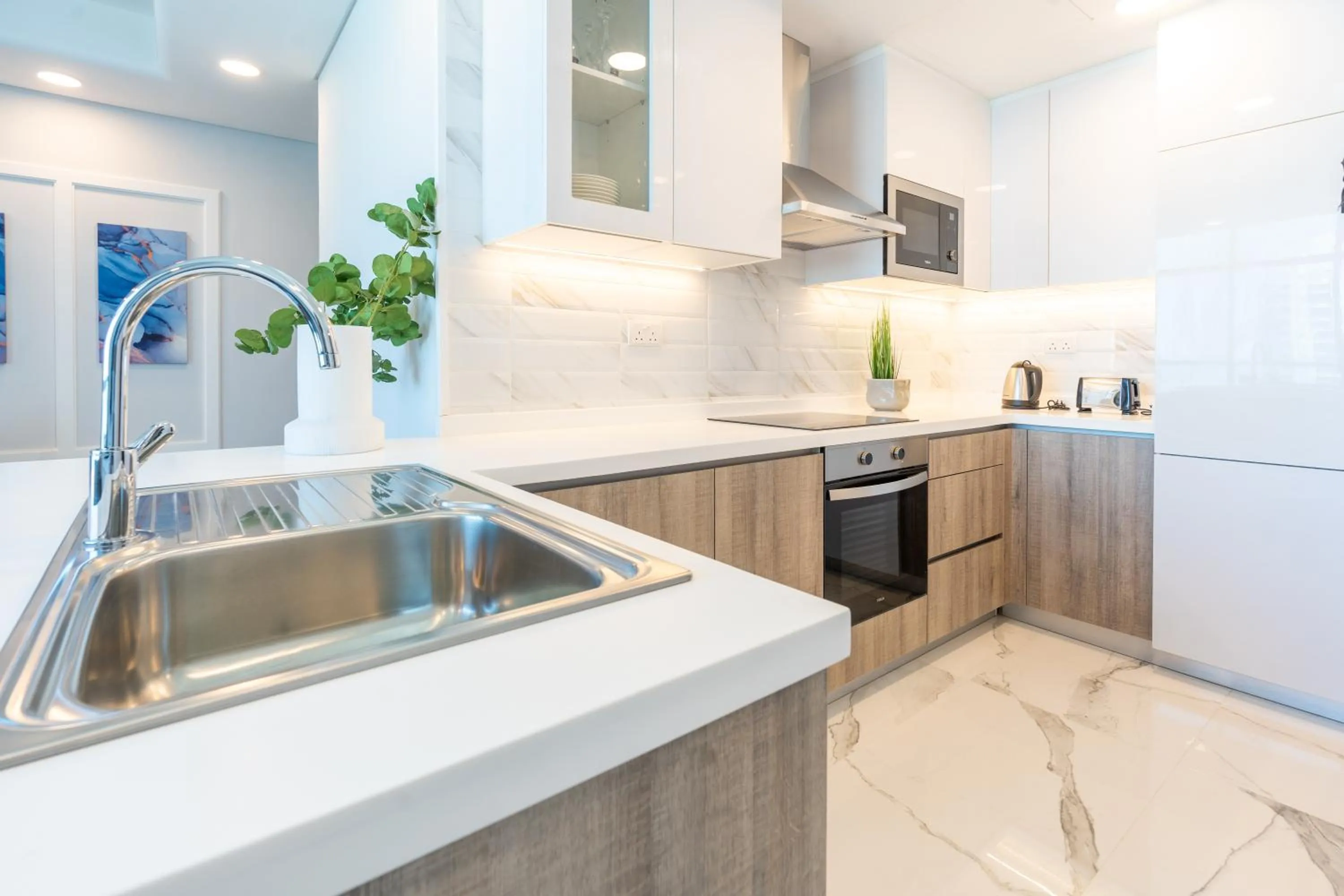 kitchen in S Plaza Suites Hotel