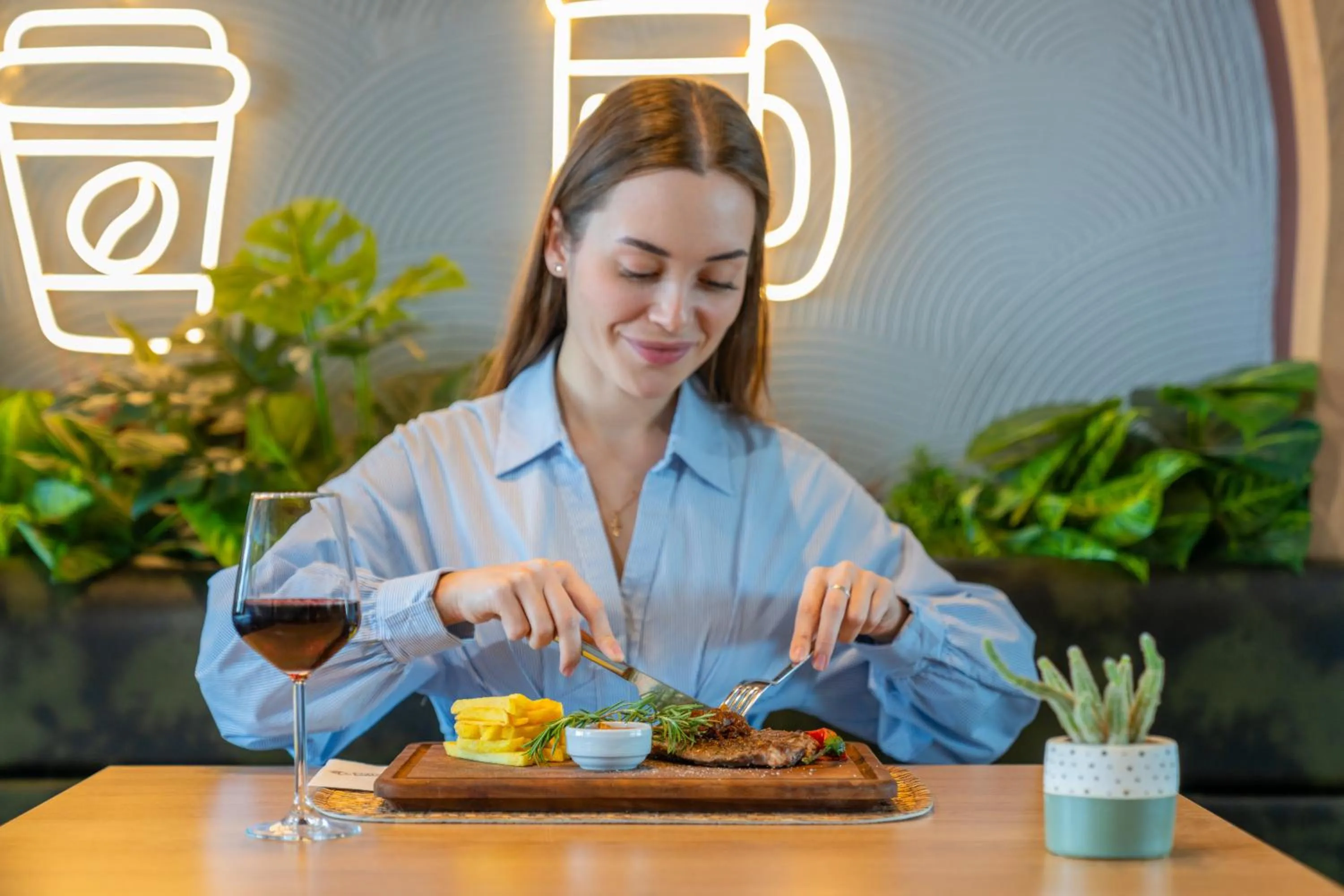 Restaurant/places to eat in Echinus Lara Hotel