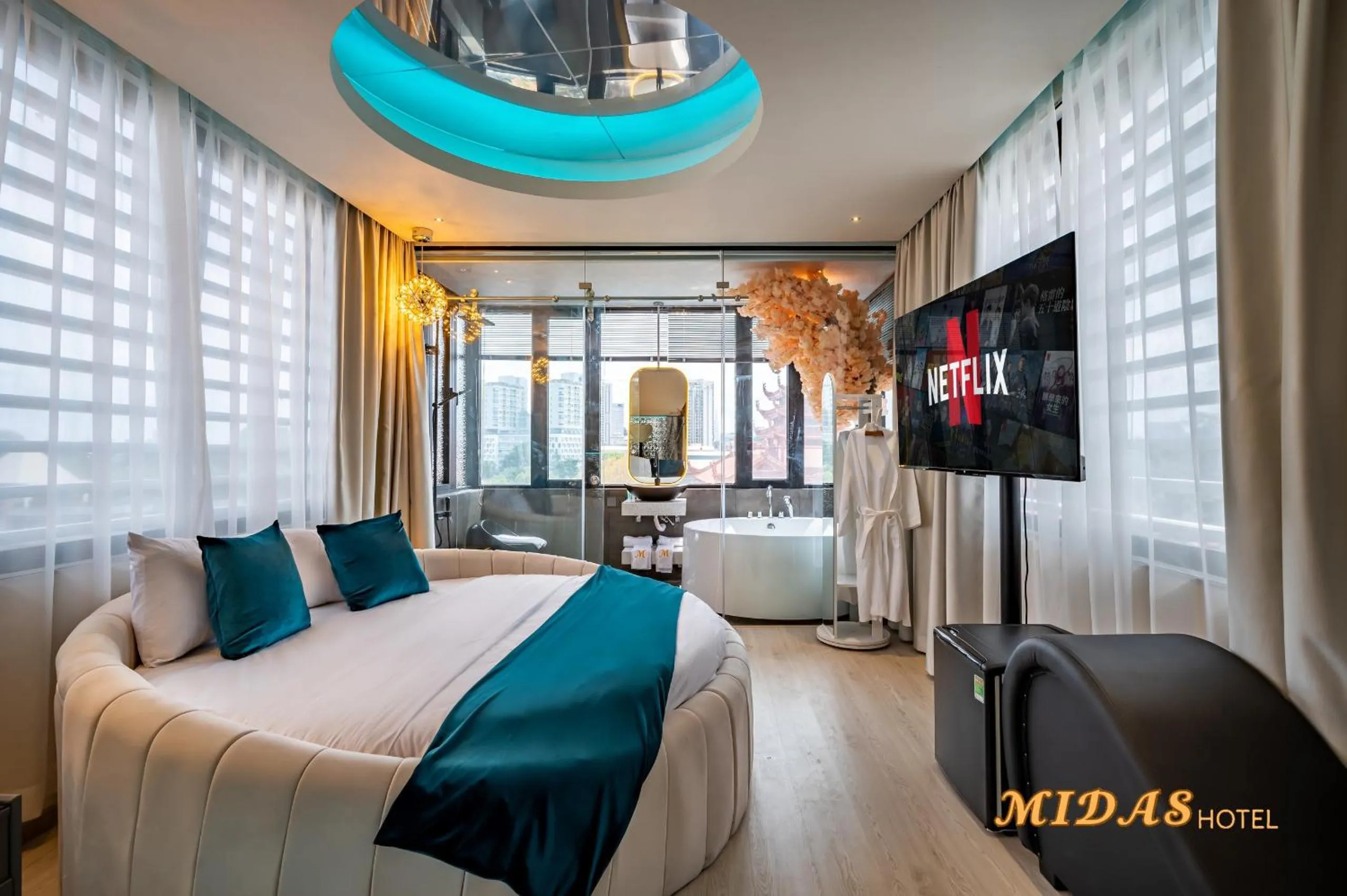 Photo of the whole room, Bed in Midas Hotel