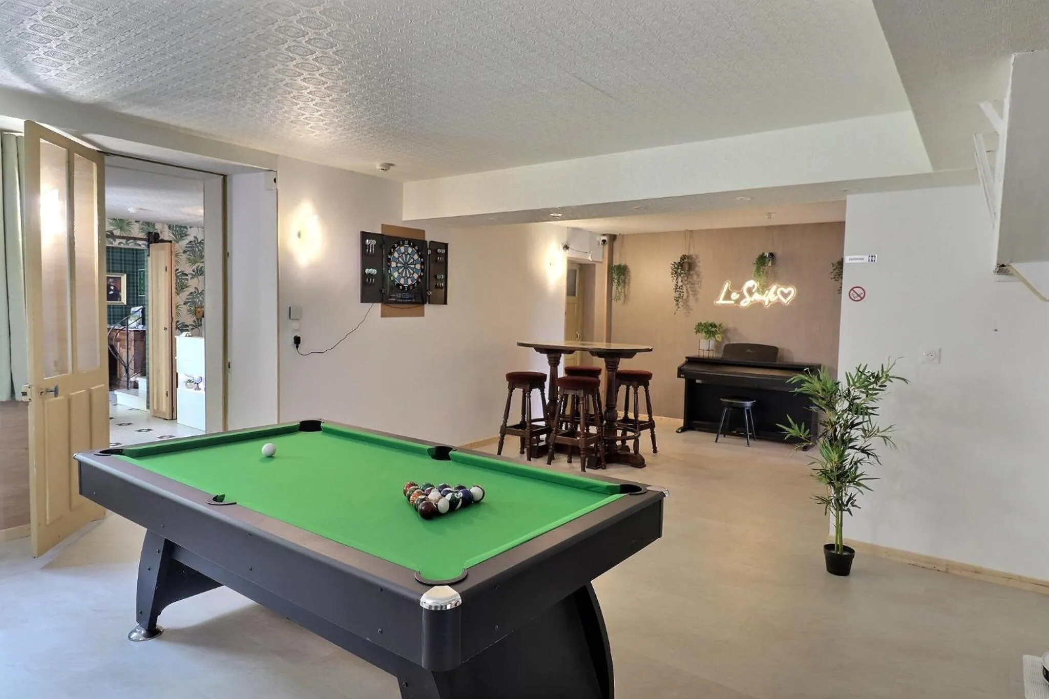 Billiard in Hôtel Le Smile