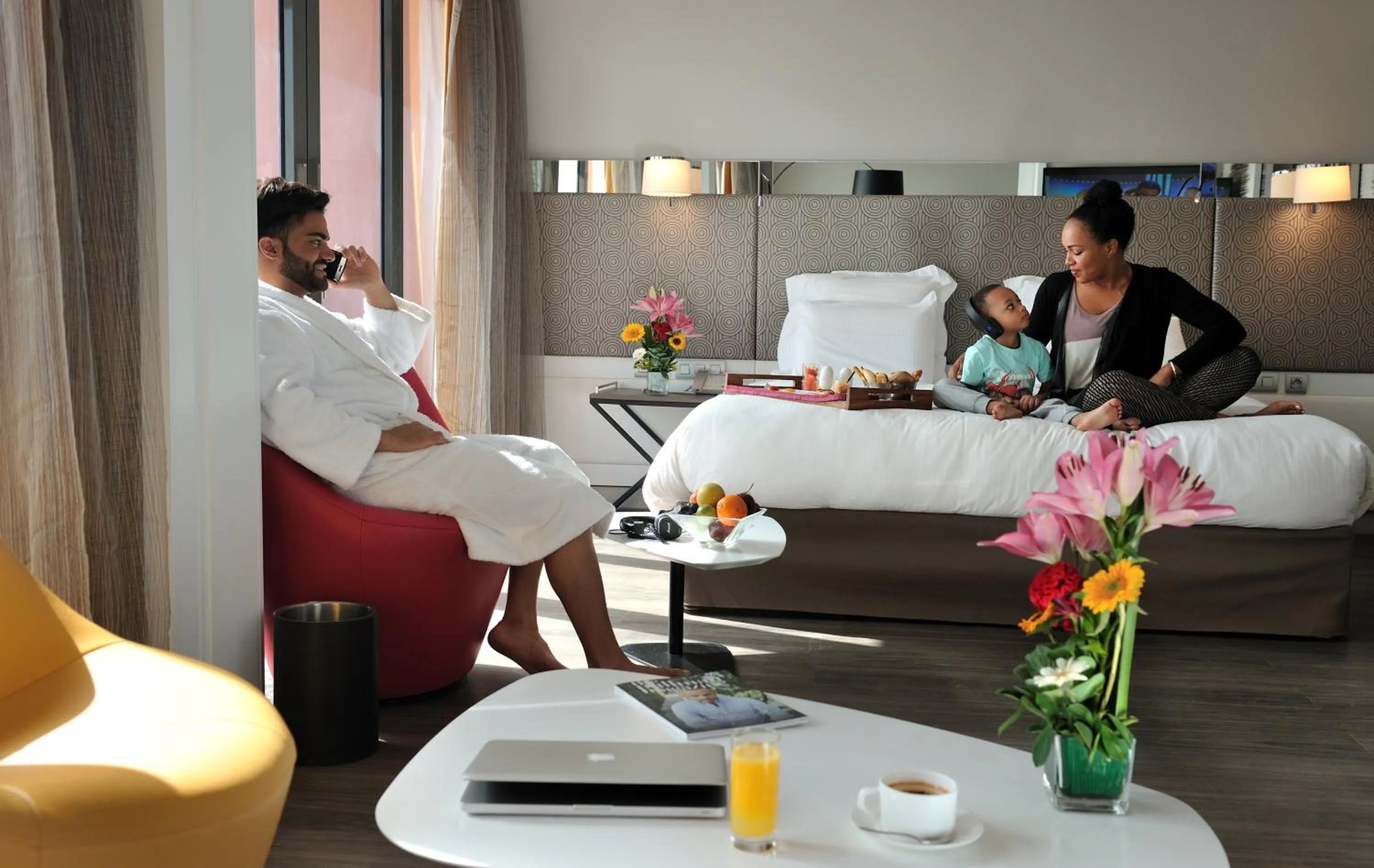 Seating area, Bed in Pullman Dakar Teranga