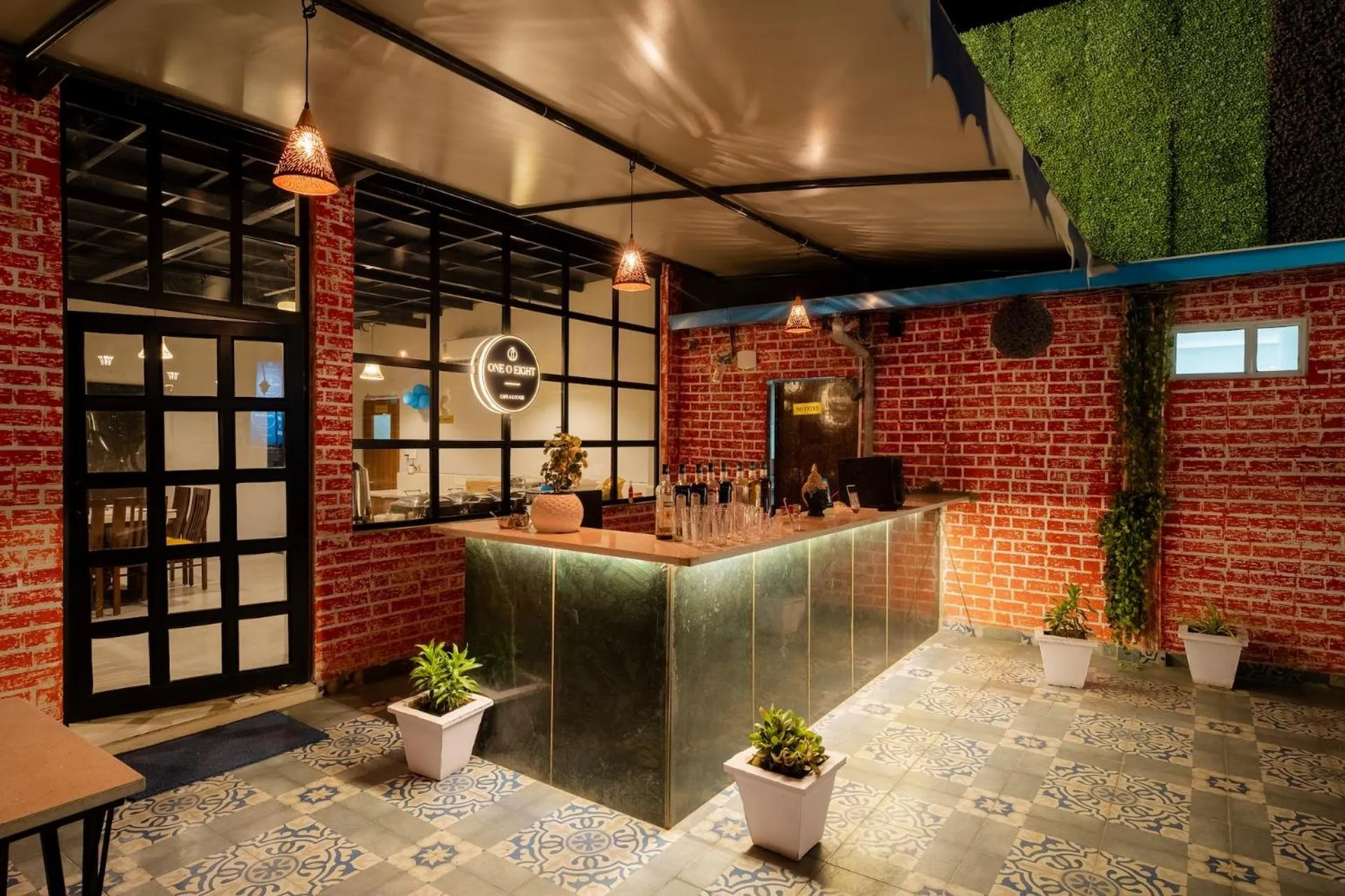 Restaurant/places to eat in Tripli Hotels White Manor