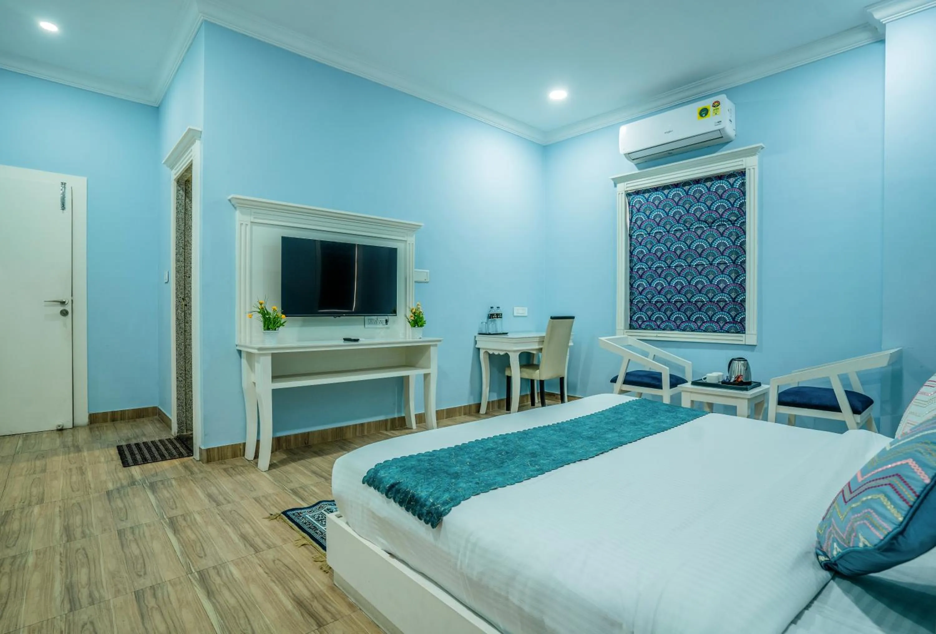 Bed in Tripli Hotels White Manor