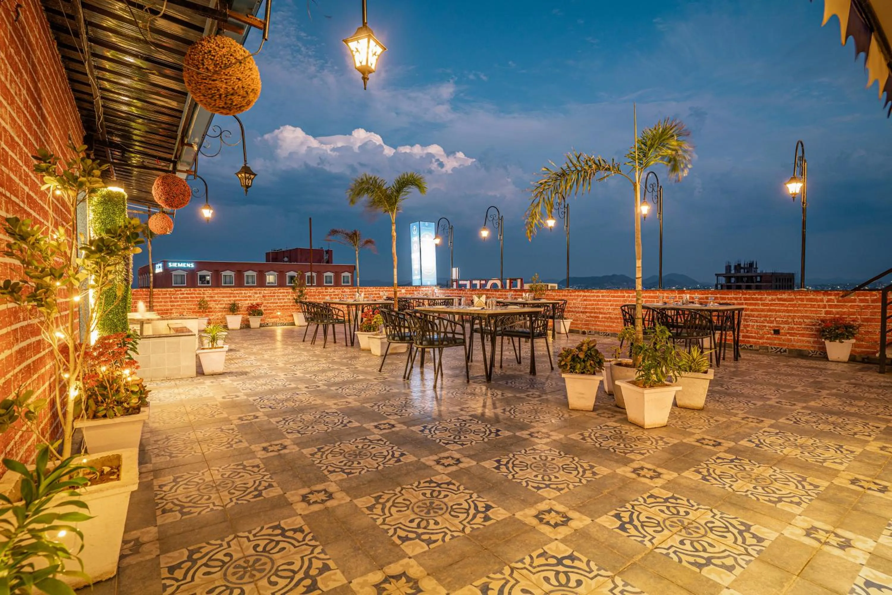 Restaurant/places to eat in Tripli Hotels White Manor