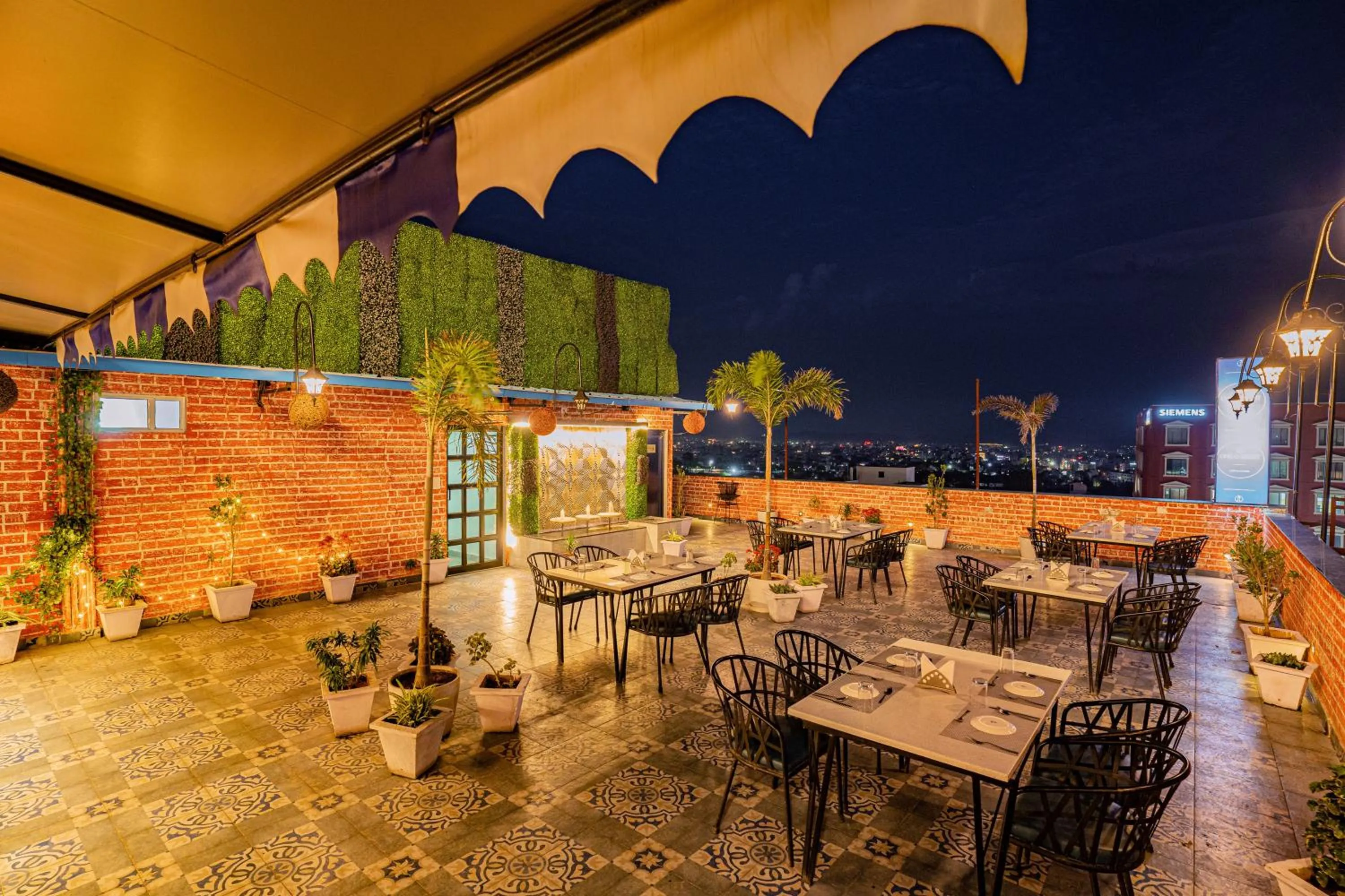 Restaurant/places to eat in Tripli Hotels White Manor