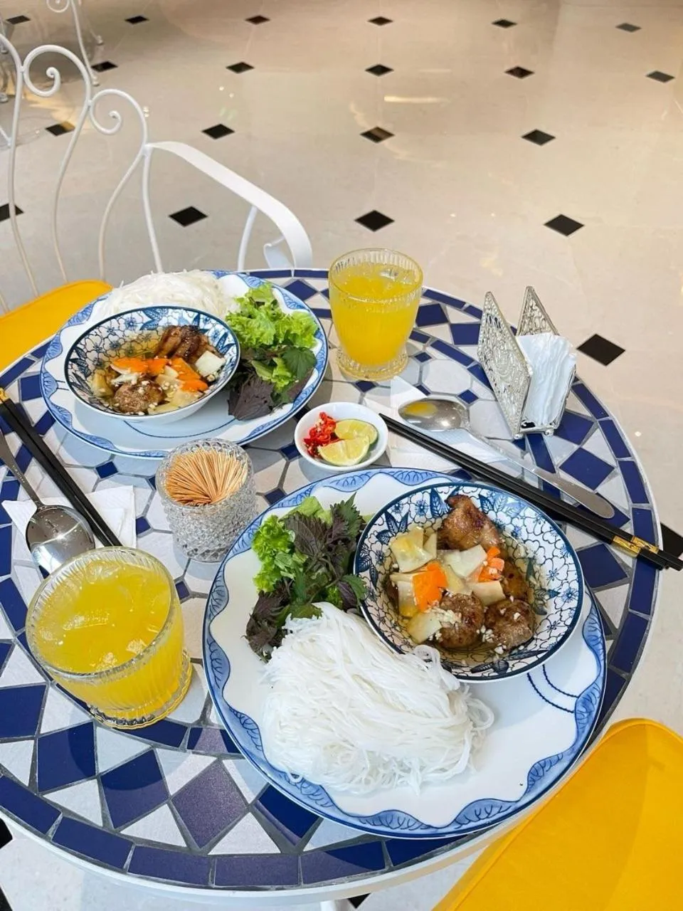 Food and drinks in Le Bonheur Hotel