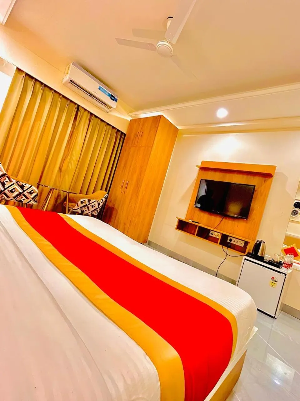 Communal lounge/ TV room, Bed in Amahi Inn - Sector 48