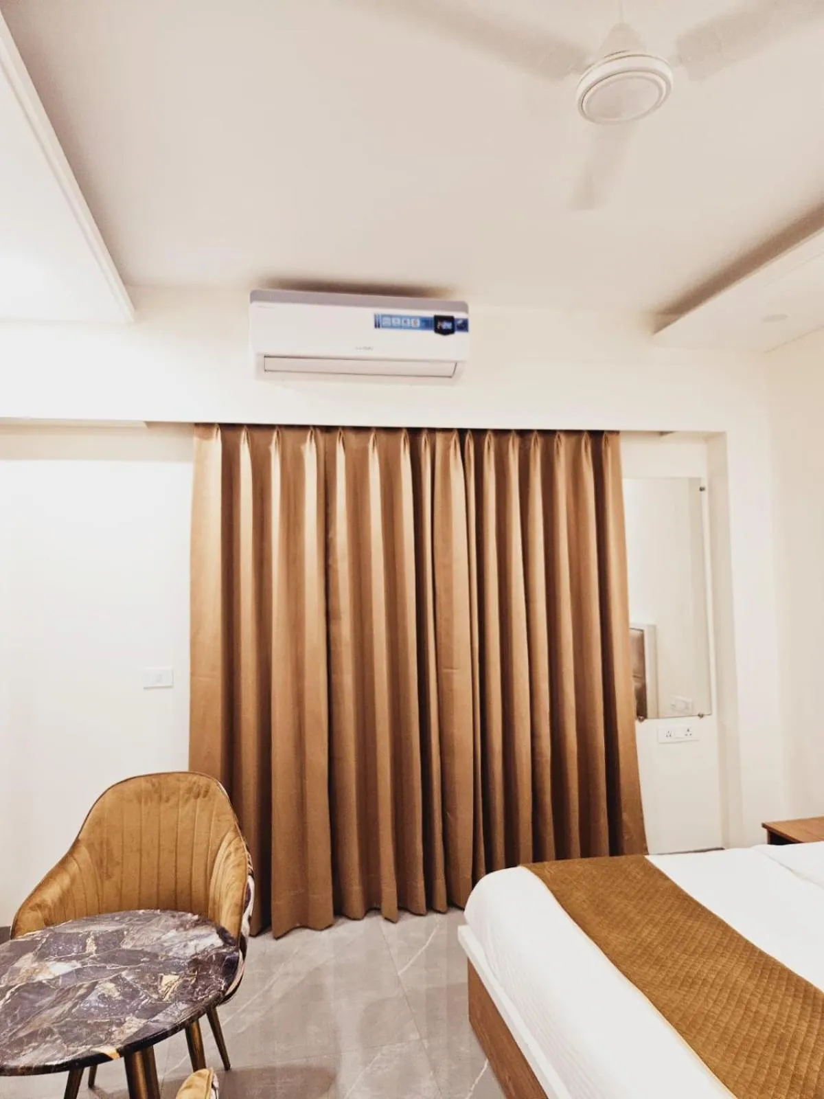 Bedroom, Bed in Amahi Inn - Sector 48