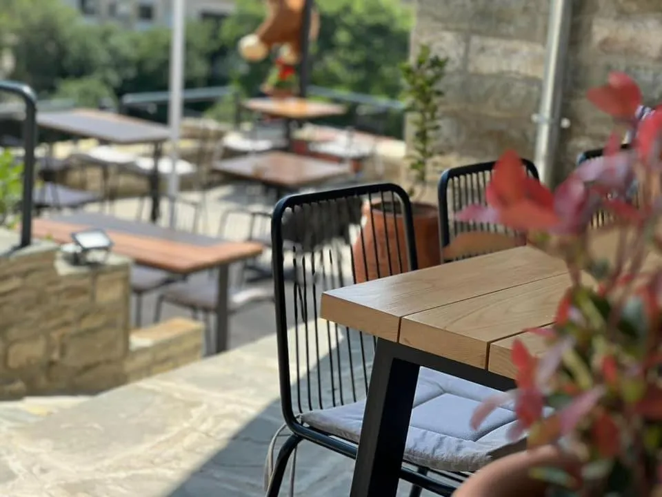 Restaurant/places to eat in The Stone Sky Hotel