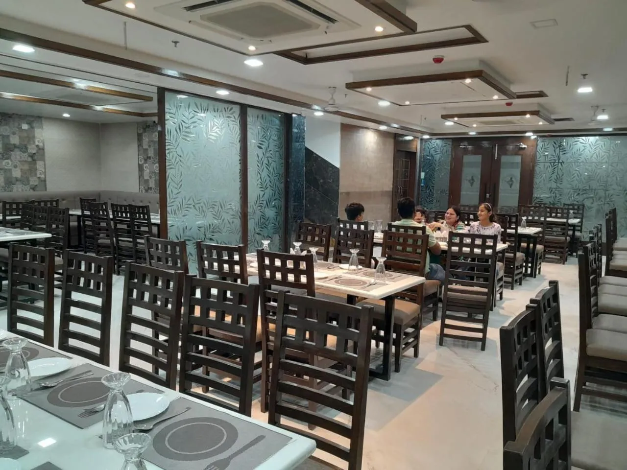 Restaurant/places to eat in Rich Grand Hotel