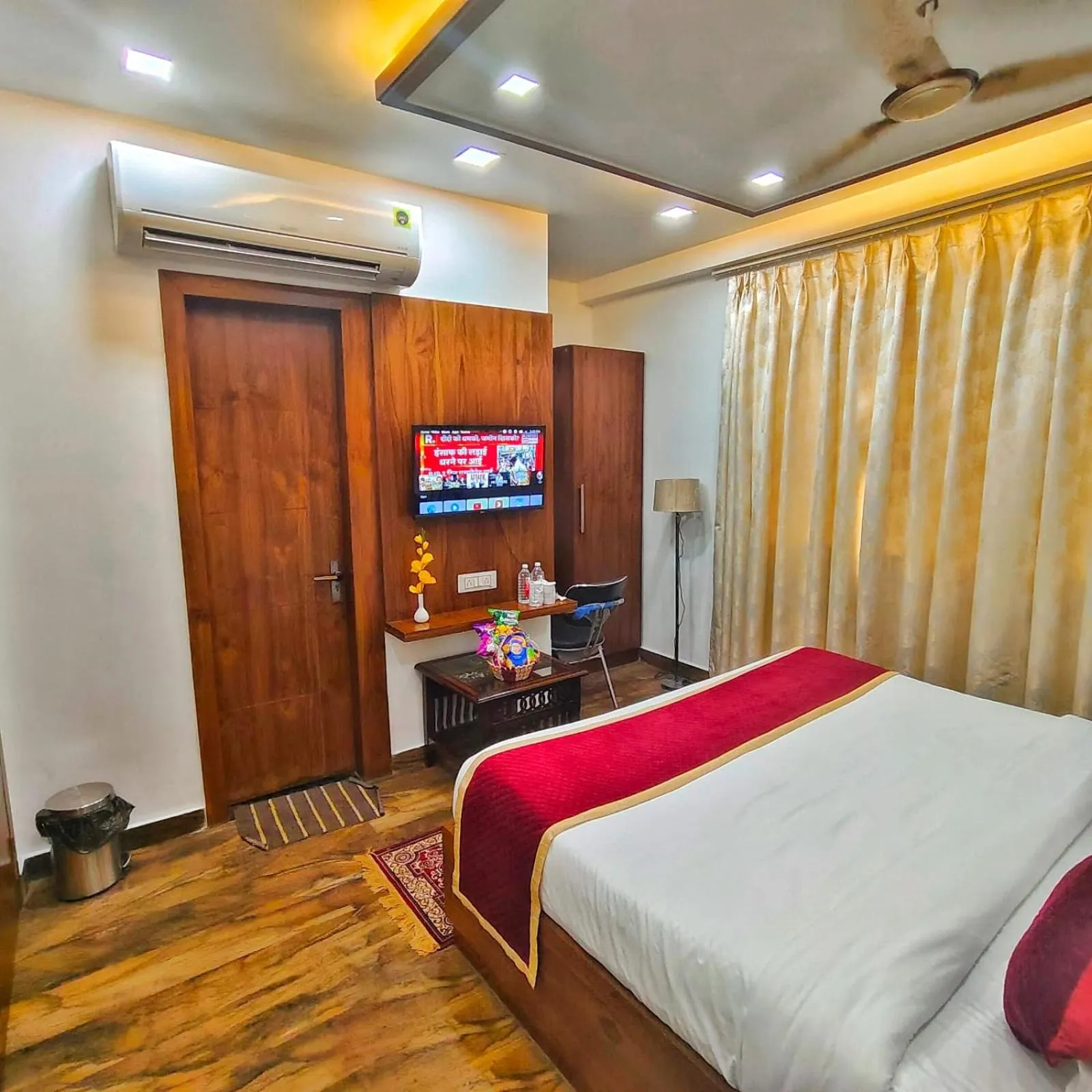 Photo of the whole room, Bed in Rich Grand Hotel