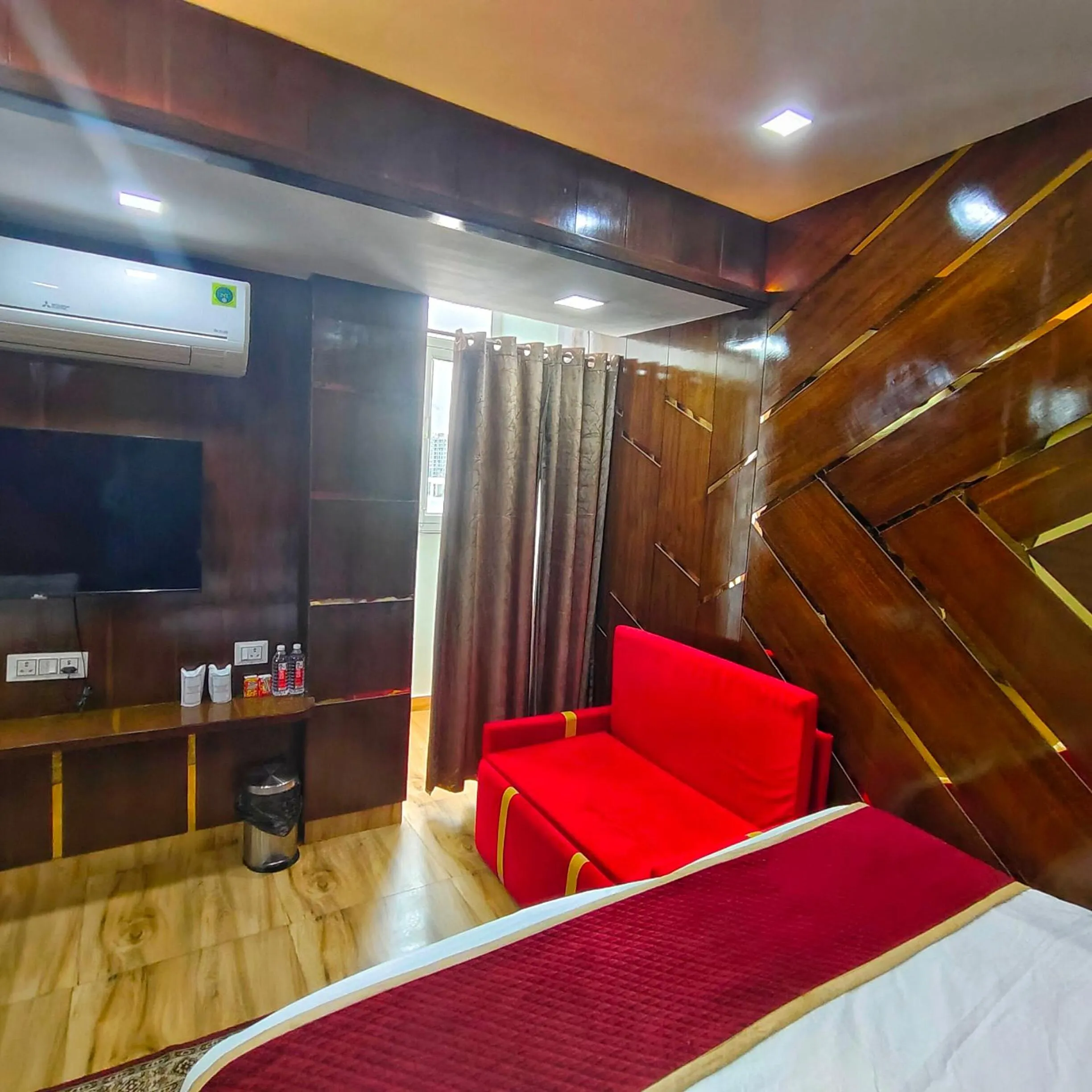 Bedroom, Bed in Rich Grand Hotel