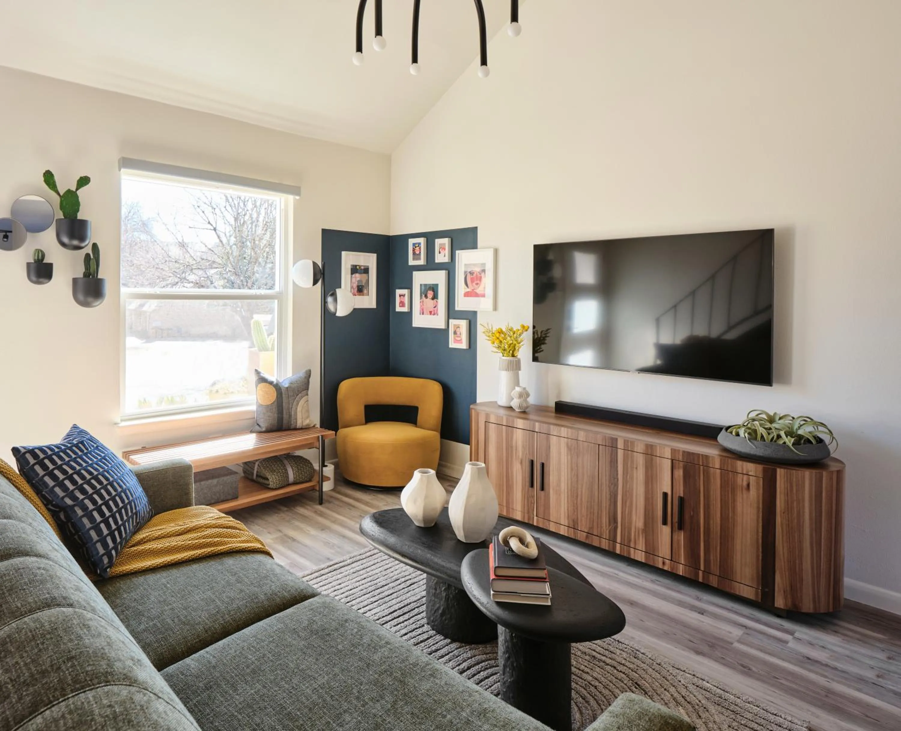 TV and multimedia in Midcentury Couples Designer Loft - Casa Tuya