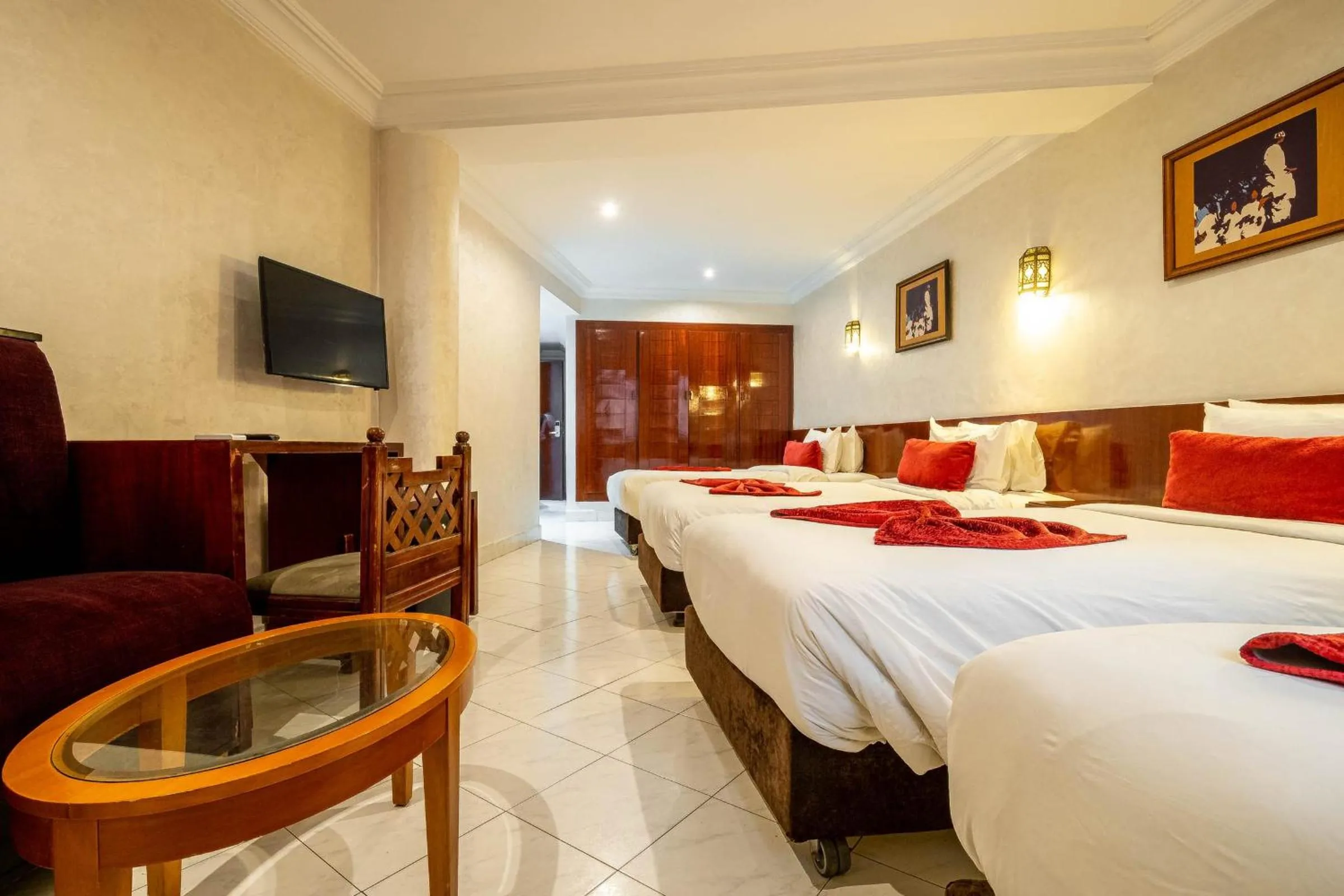 Communal lounge/ TV room, Bed in Hotel Casablanca City Center