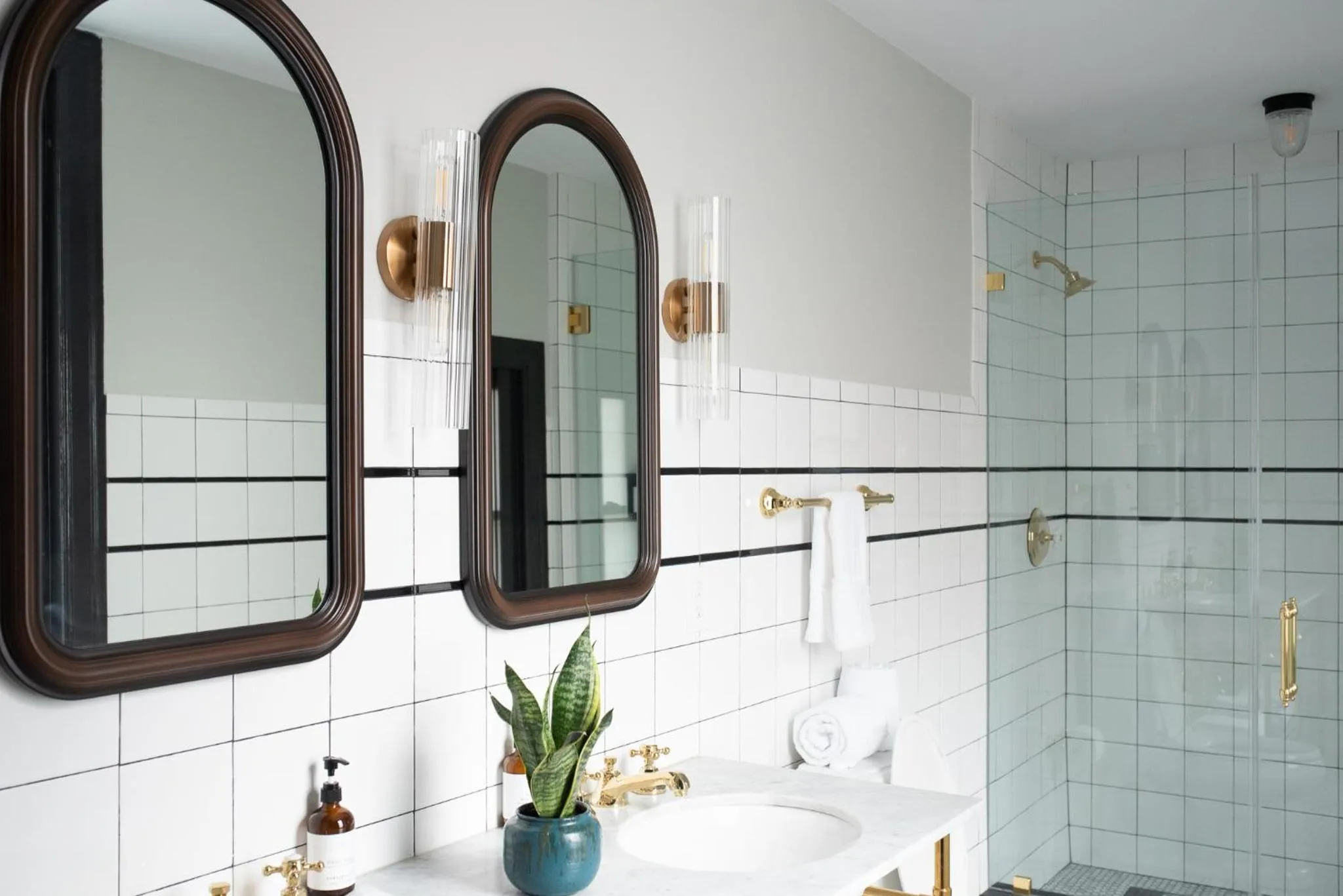 Shower in Guild House Hotel