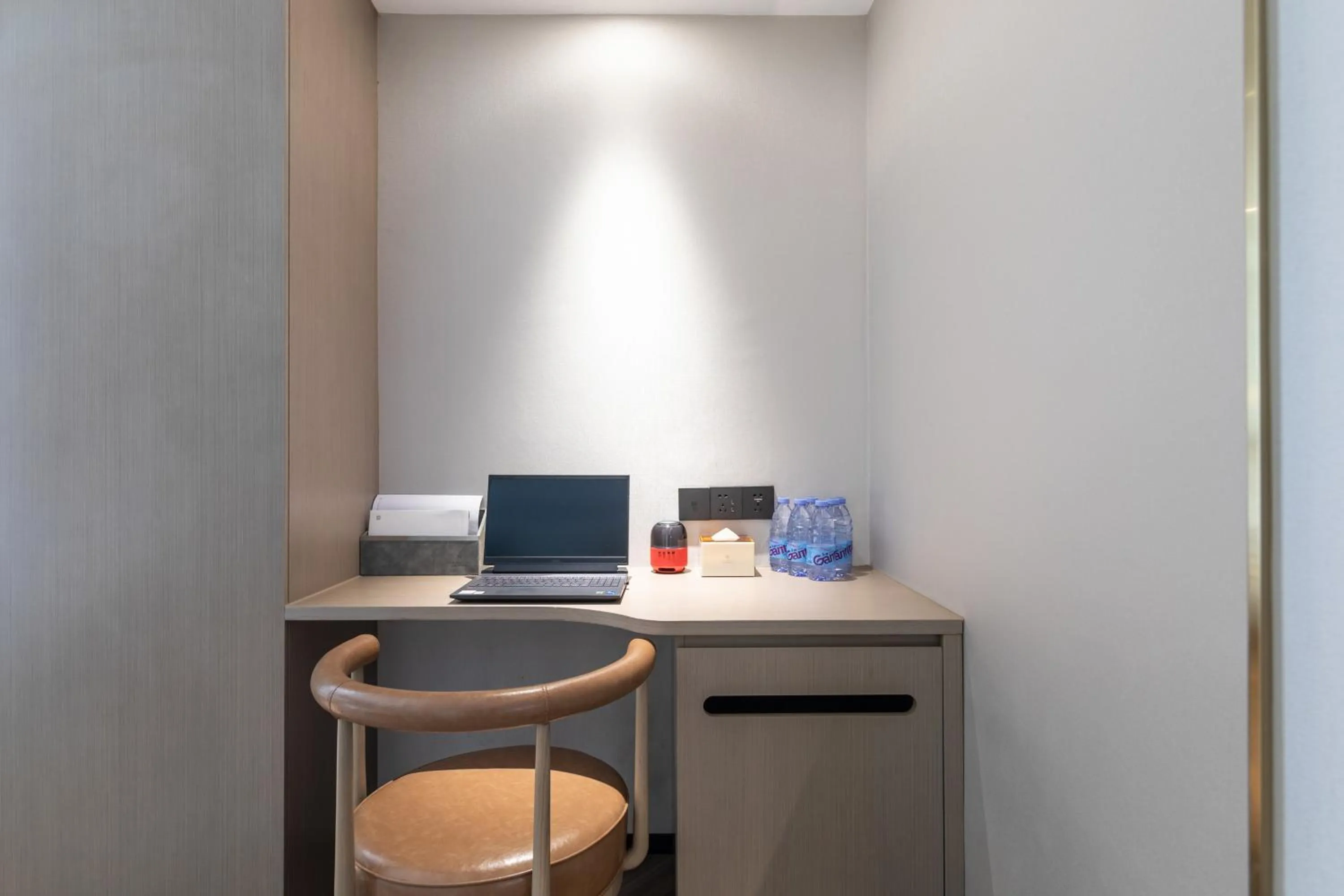 hair dresser in Guangzhou Baiyun Airport MeHood Liz Hotel