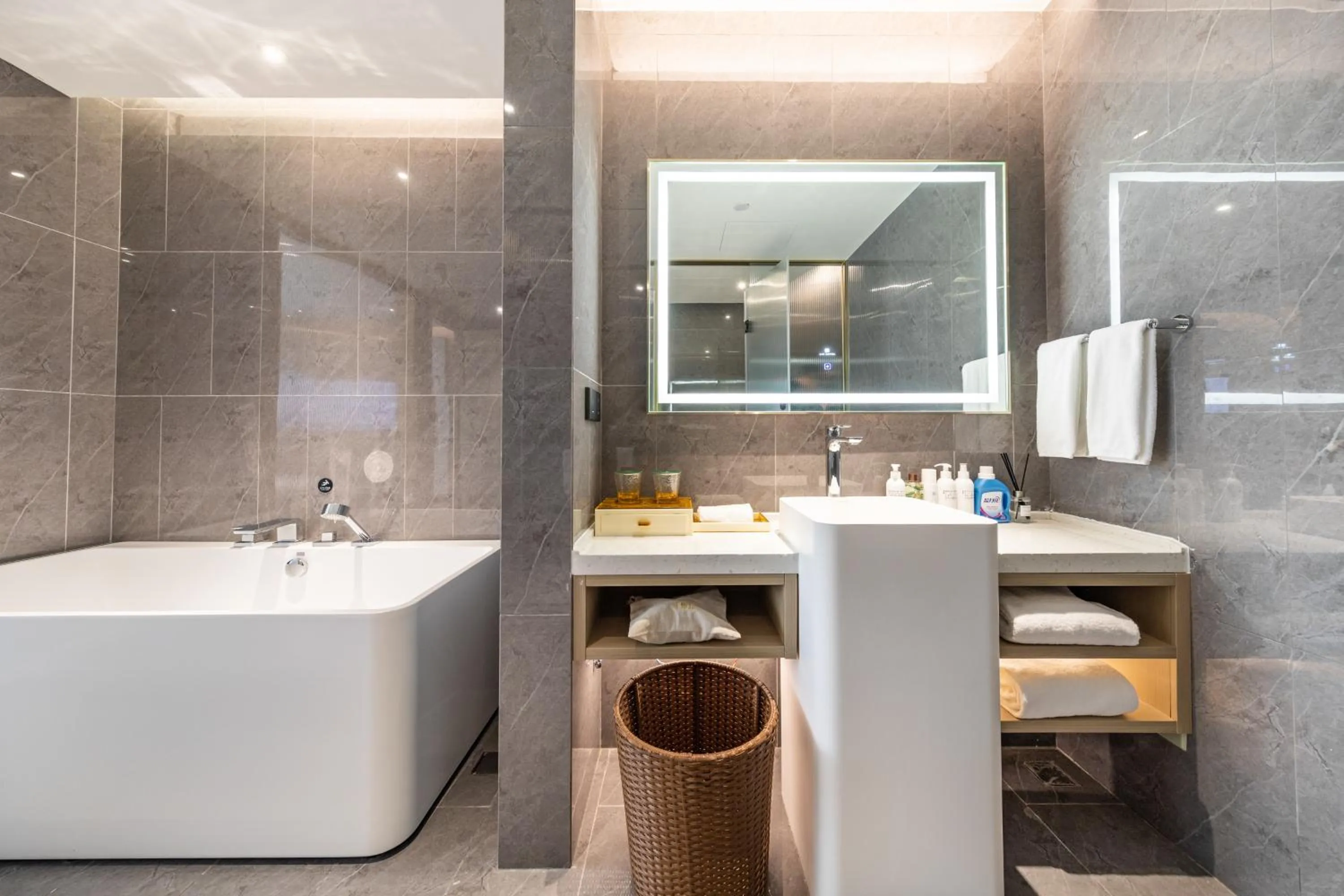 Shower in Guangzhou Baiyun Airport MeHood Liz Hotel