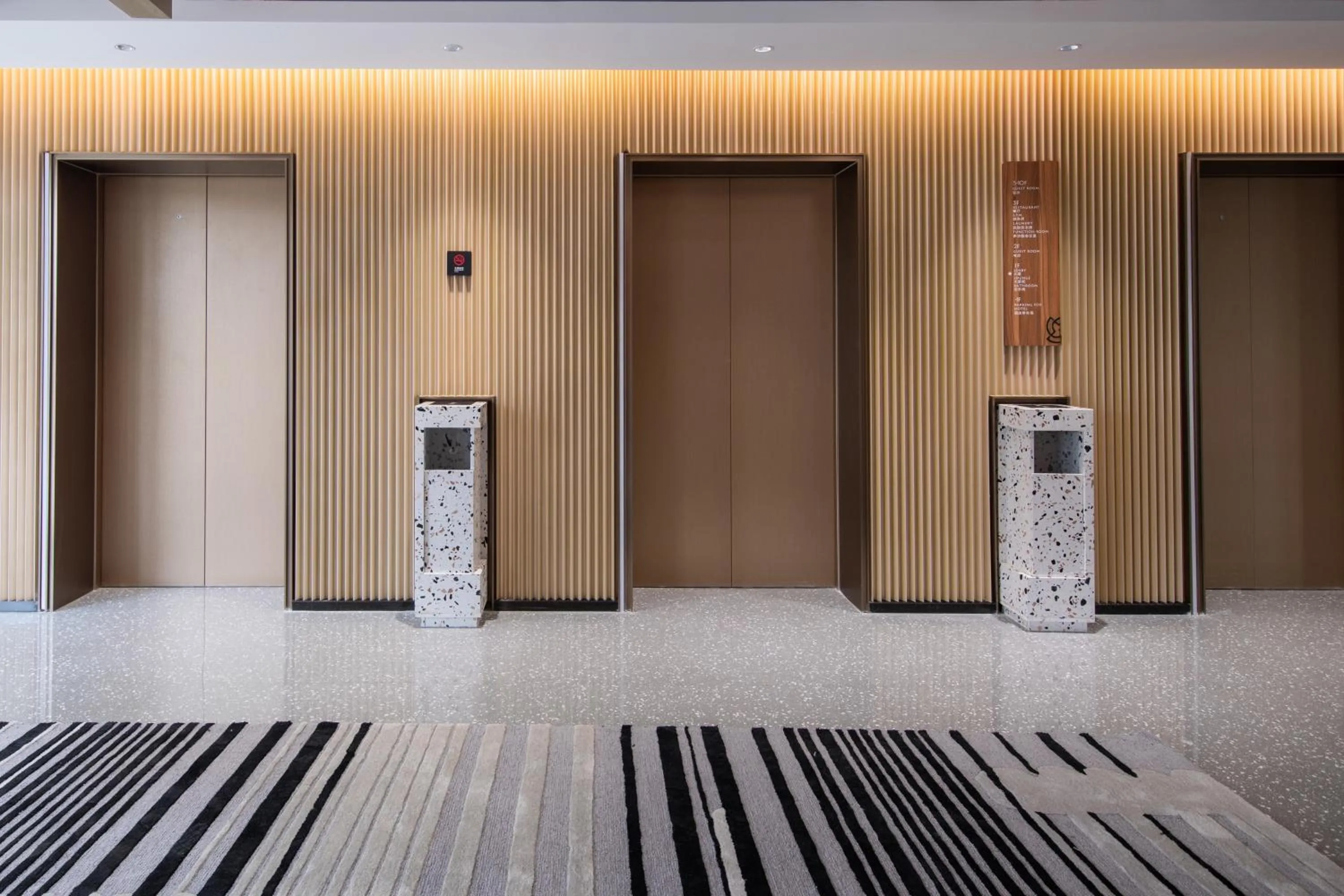 elevator in Guangzhou Baiyun Airport MeHood Liz Hotel