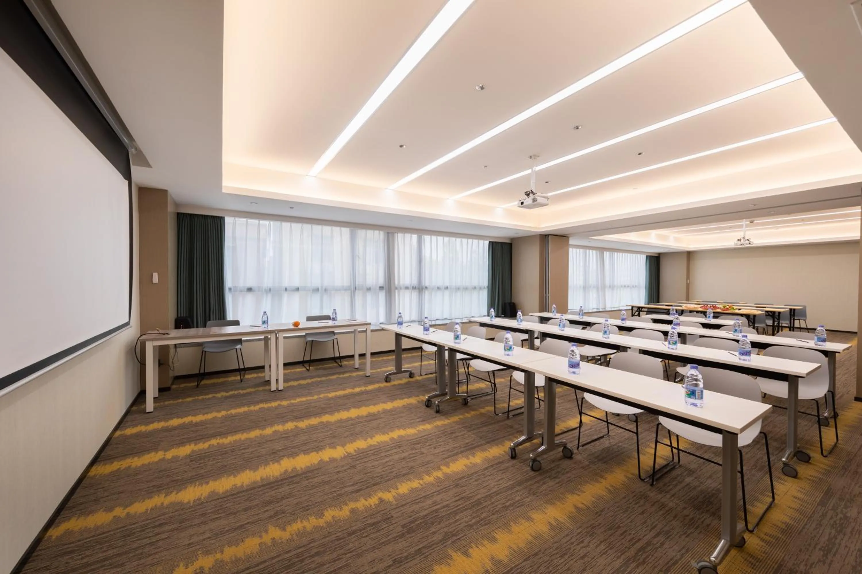 Meeting/conference room in Guangzhou Baiyun Airport MeHood Liz Hotel