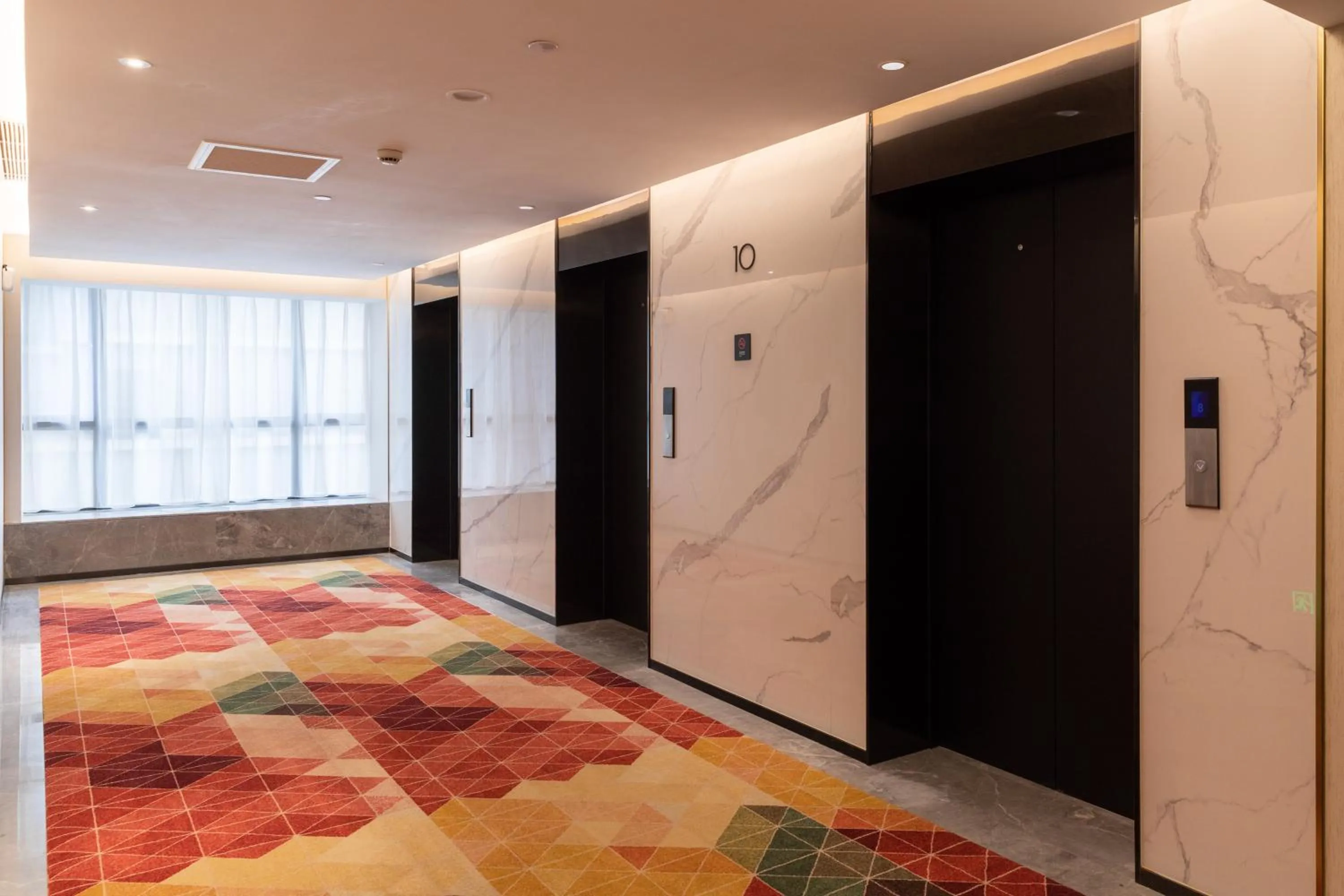 elevator in Guangzhou Baiyun Airport MeHood Liz Hotel