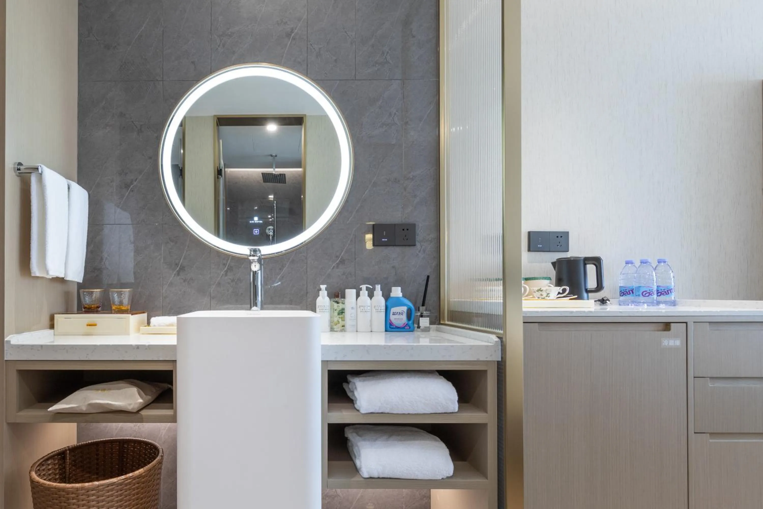 Bathroom in Guangzhou Baiyun Airport MeHood Liz Hotel