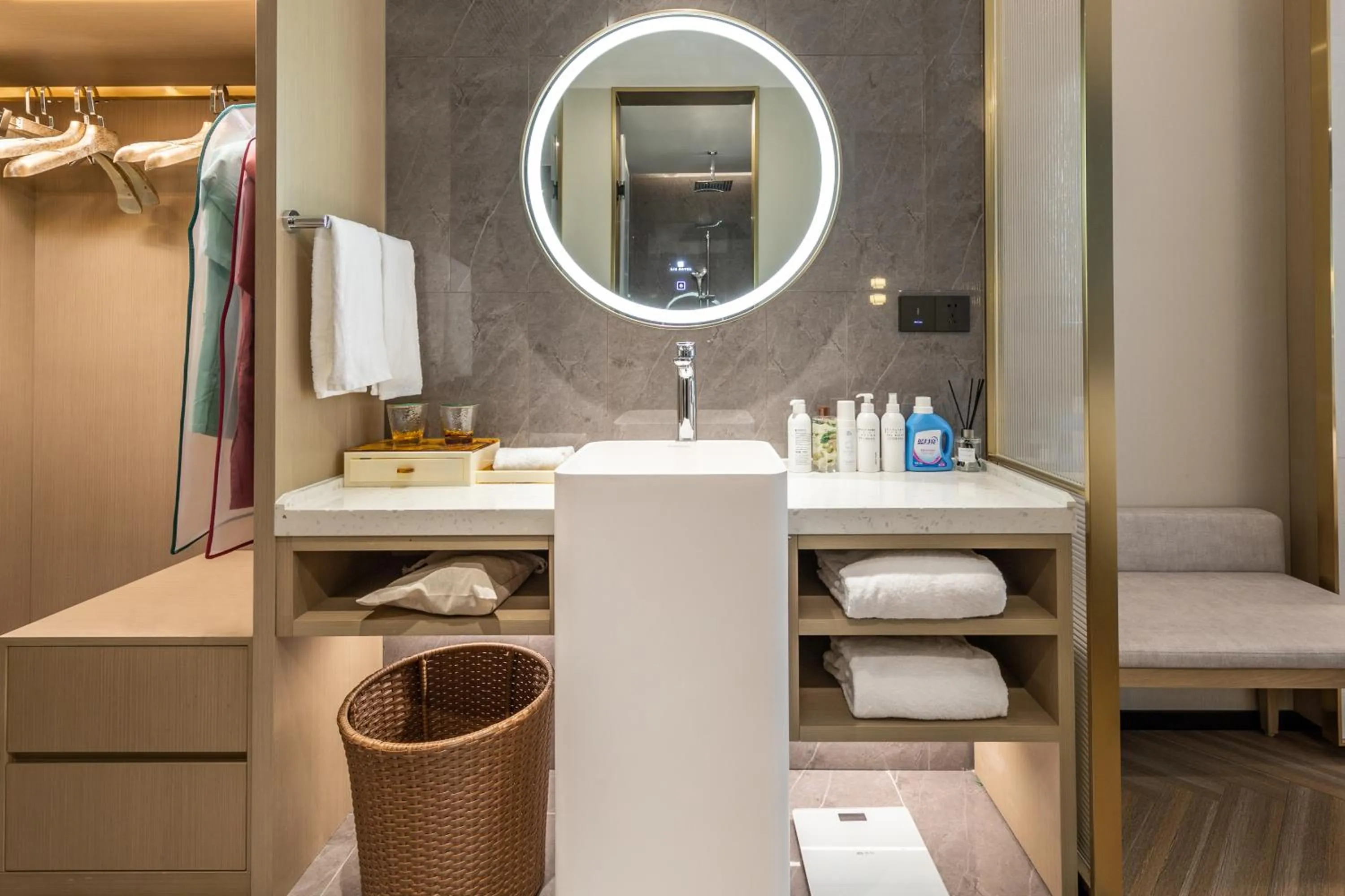 Bathroom in Guangzhou Baiyun Airport MeHood Liz Hotel