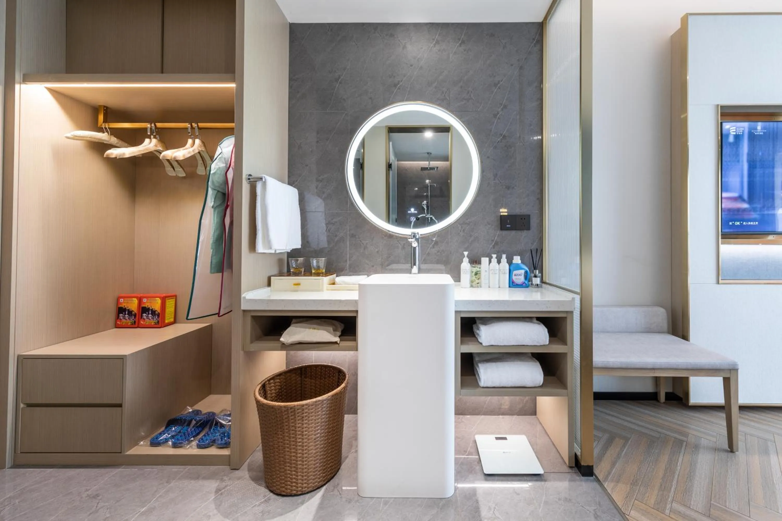 Bathroom in Guangzhou Baiyun Airport MeHood Liz Hotel