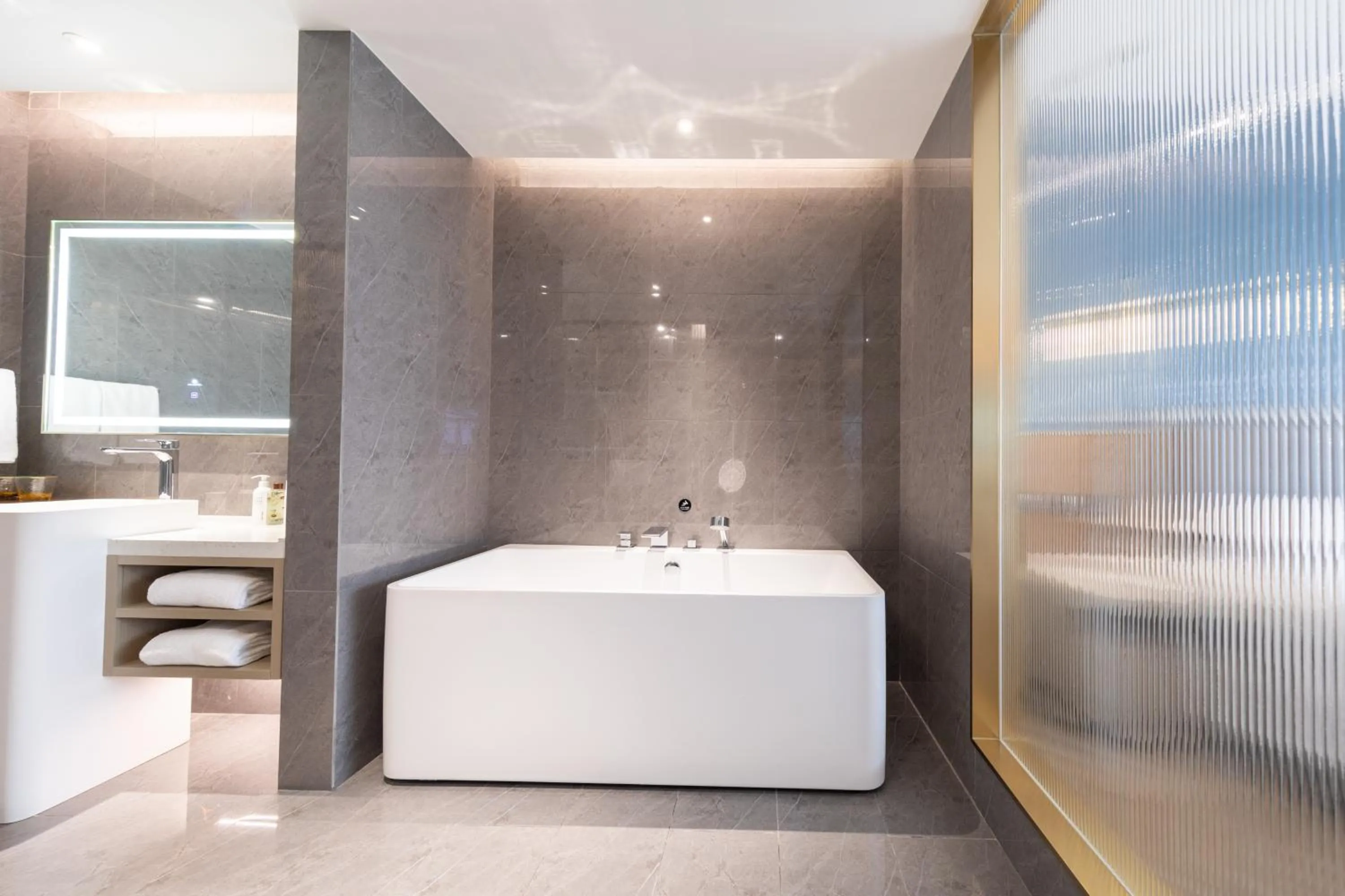 Bathroom in Guangzhou Baiyun Airport MeHood Liz Hotel