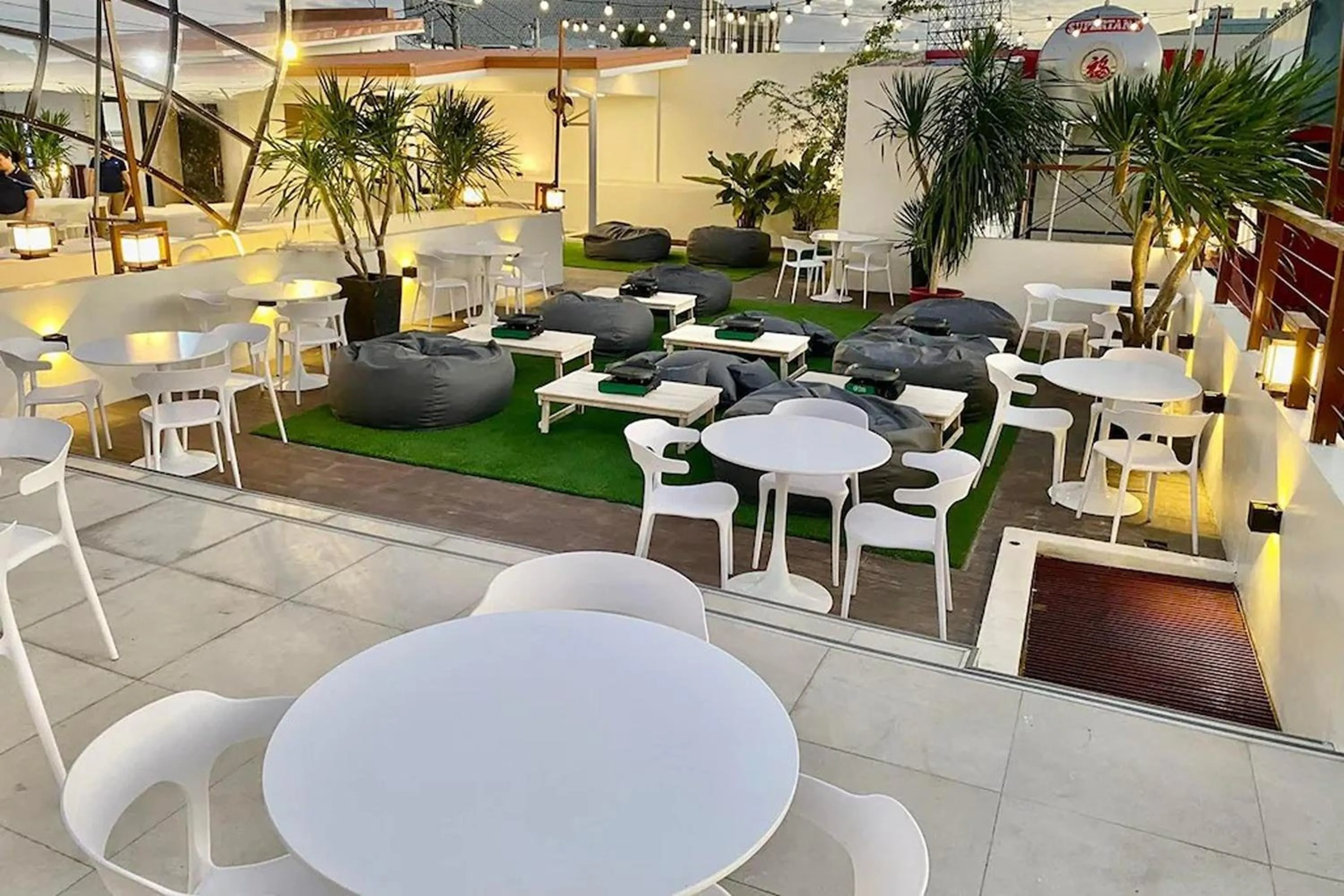 Restaurant/places to eat in Aurora Suites Pasay near Airport