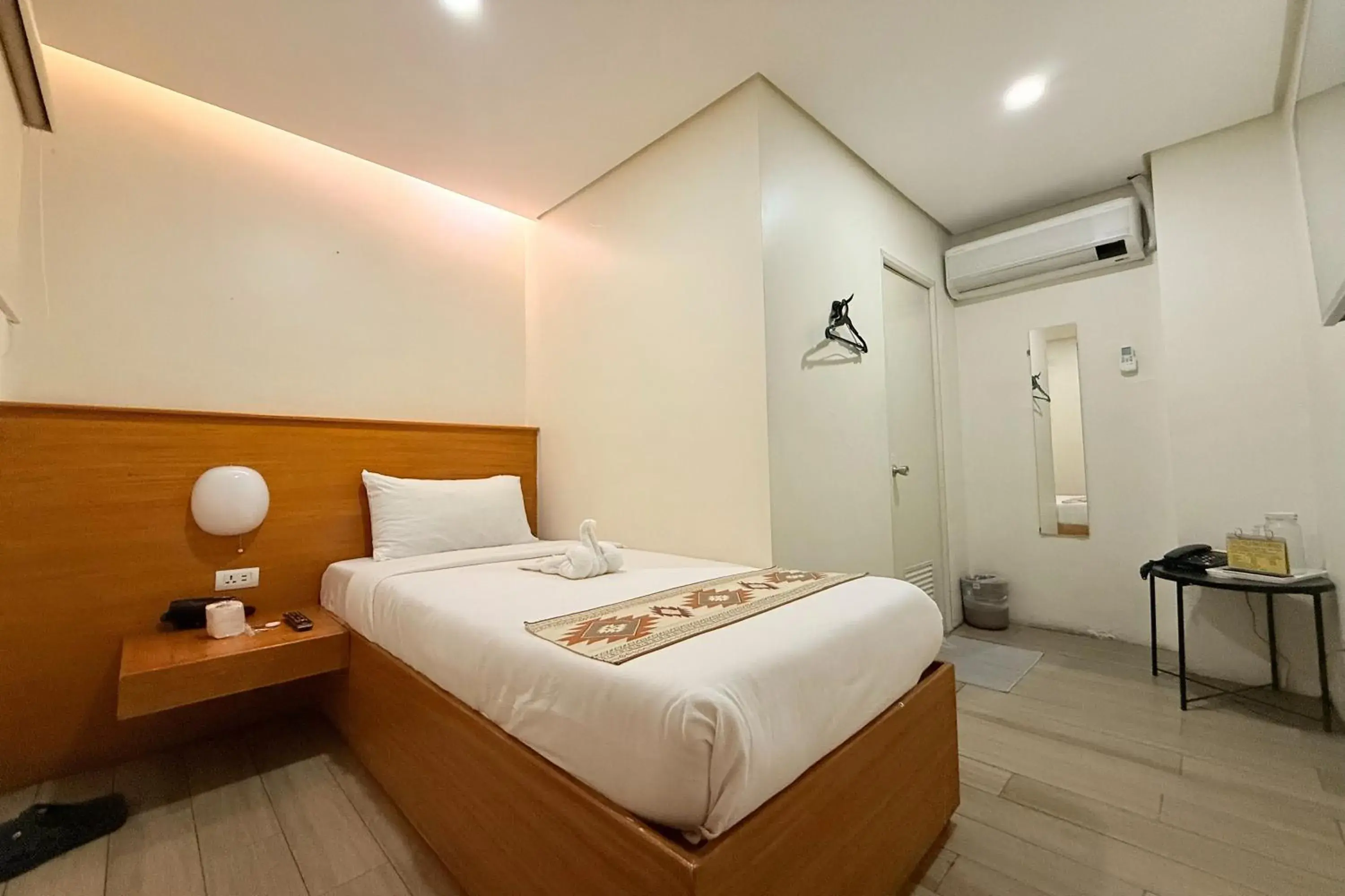 Single Room with Bathroom in Aurora Suites Pasay near Airport Single Room with Bathroom in Aurora Suites Pasay near Airport