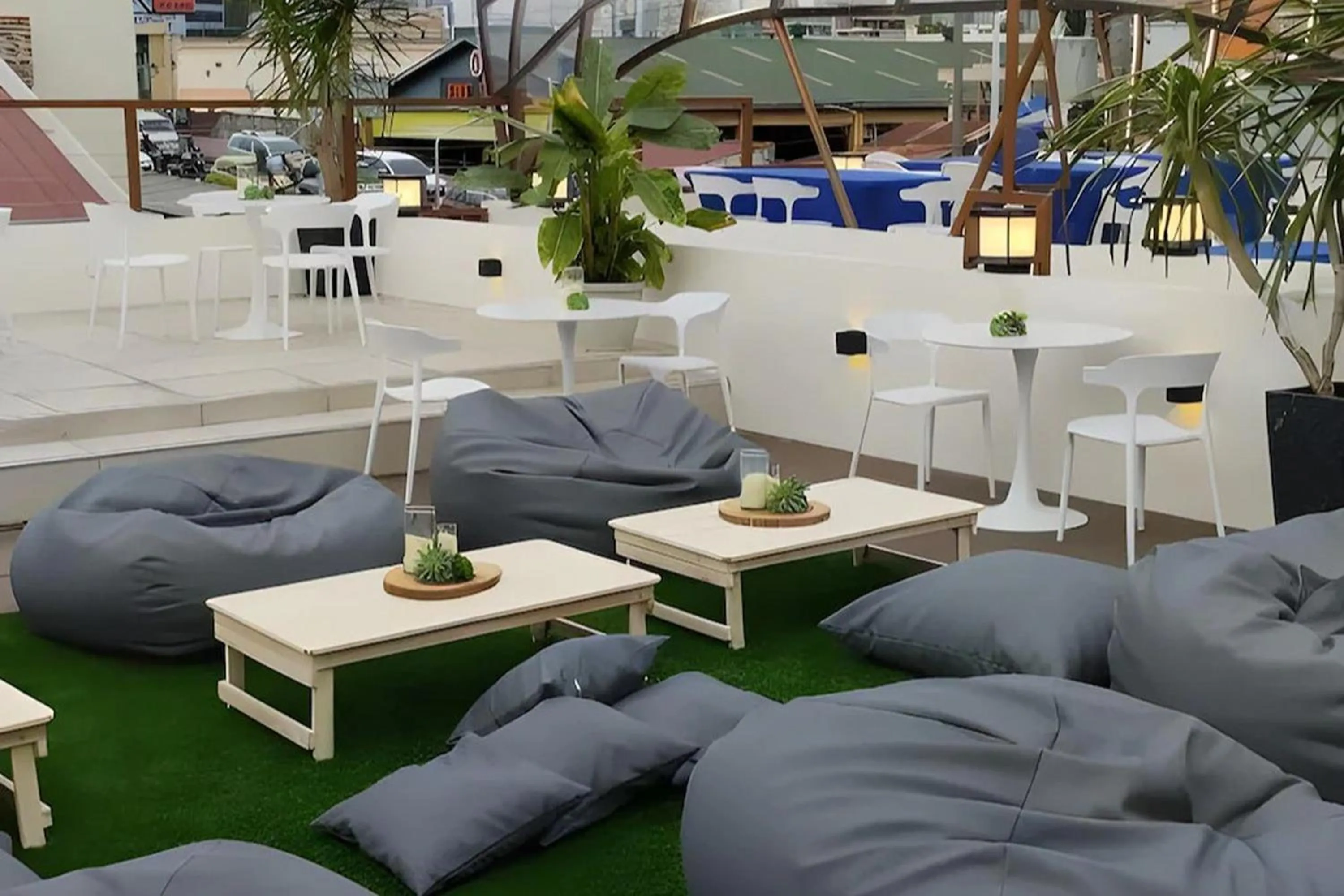 Restaurant/places to eat in Aurora Suites Pasay near Airport