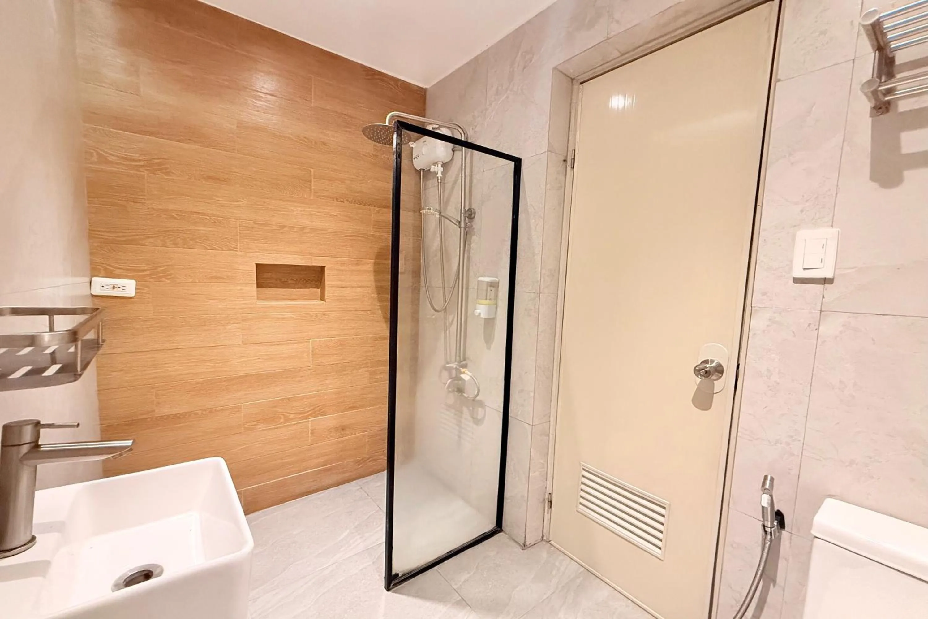 Shower in Aurora Suites Pasay near Airport