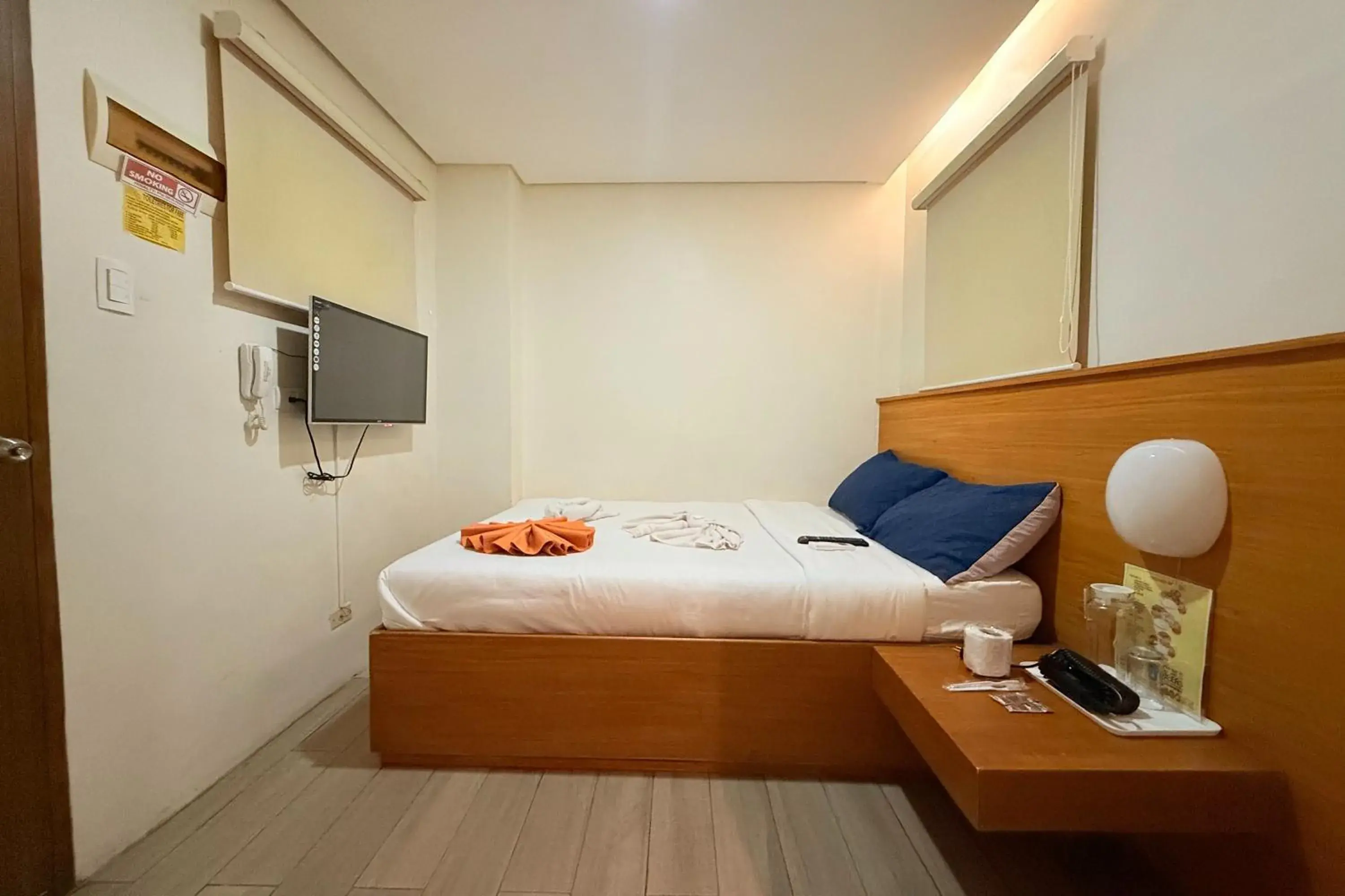 Double Room with Private Bathroom in Aurora Suites Pasay near Airport Double Room with Private Bathroom in Aurora Suites Pasay near Airport