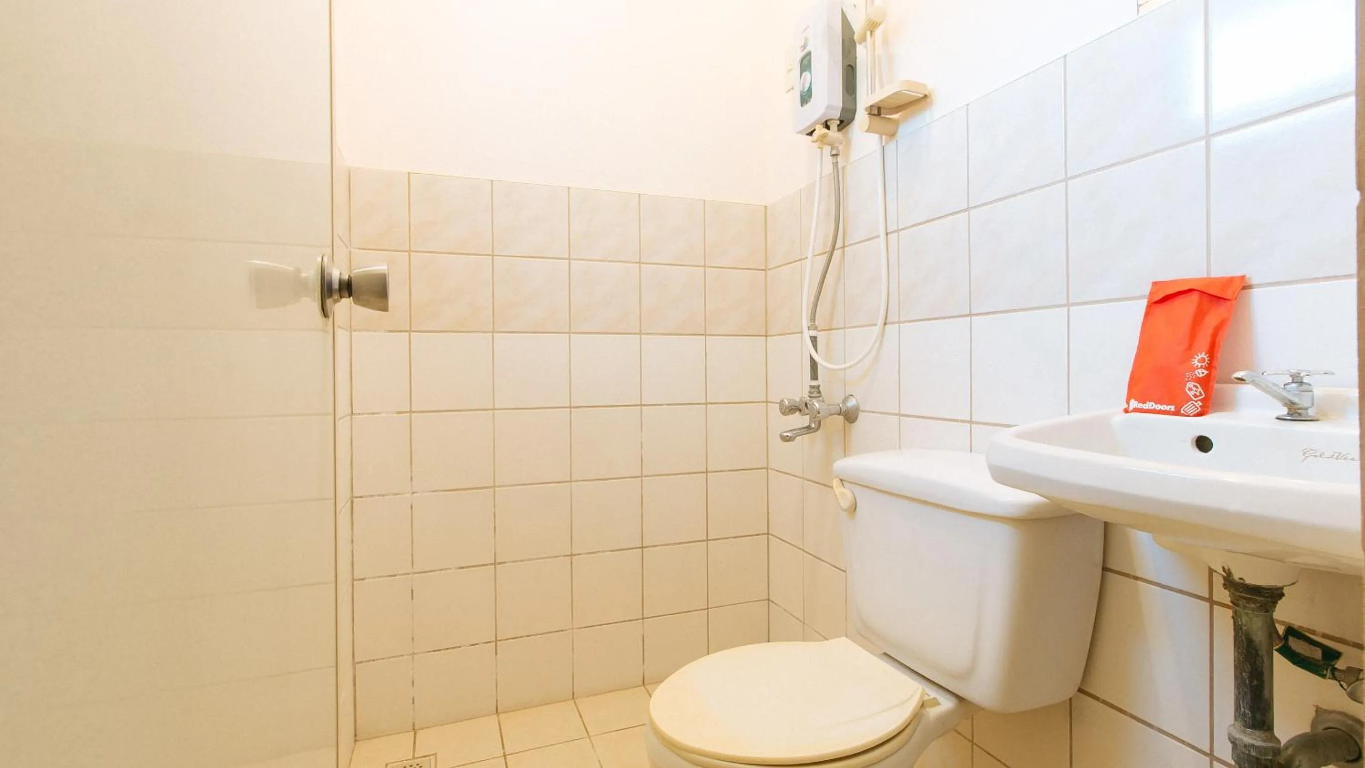 Shower in RedDoorz at David's Travellers Inn Cavite