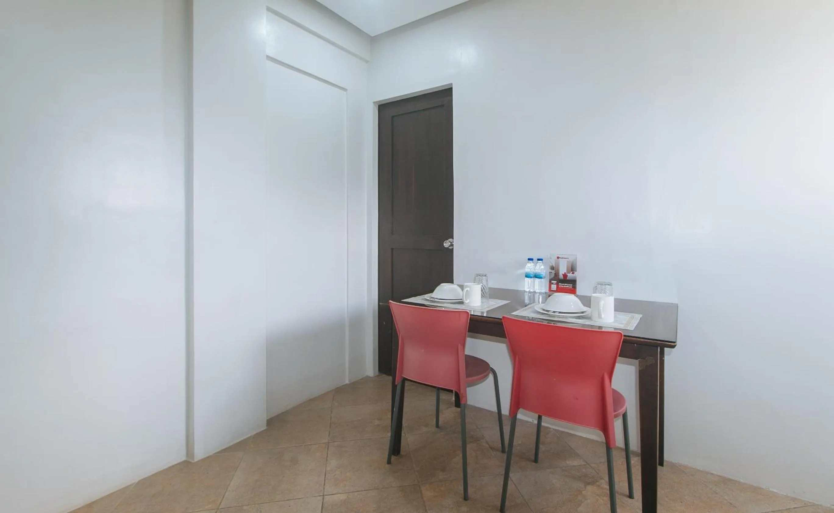 Dining area in RedDoorz at Davids Travellers Inn Cavite