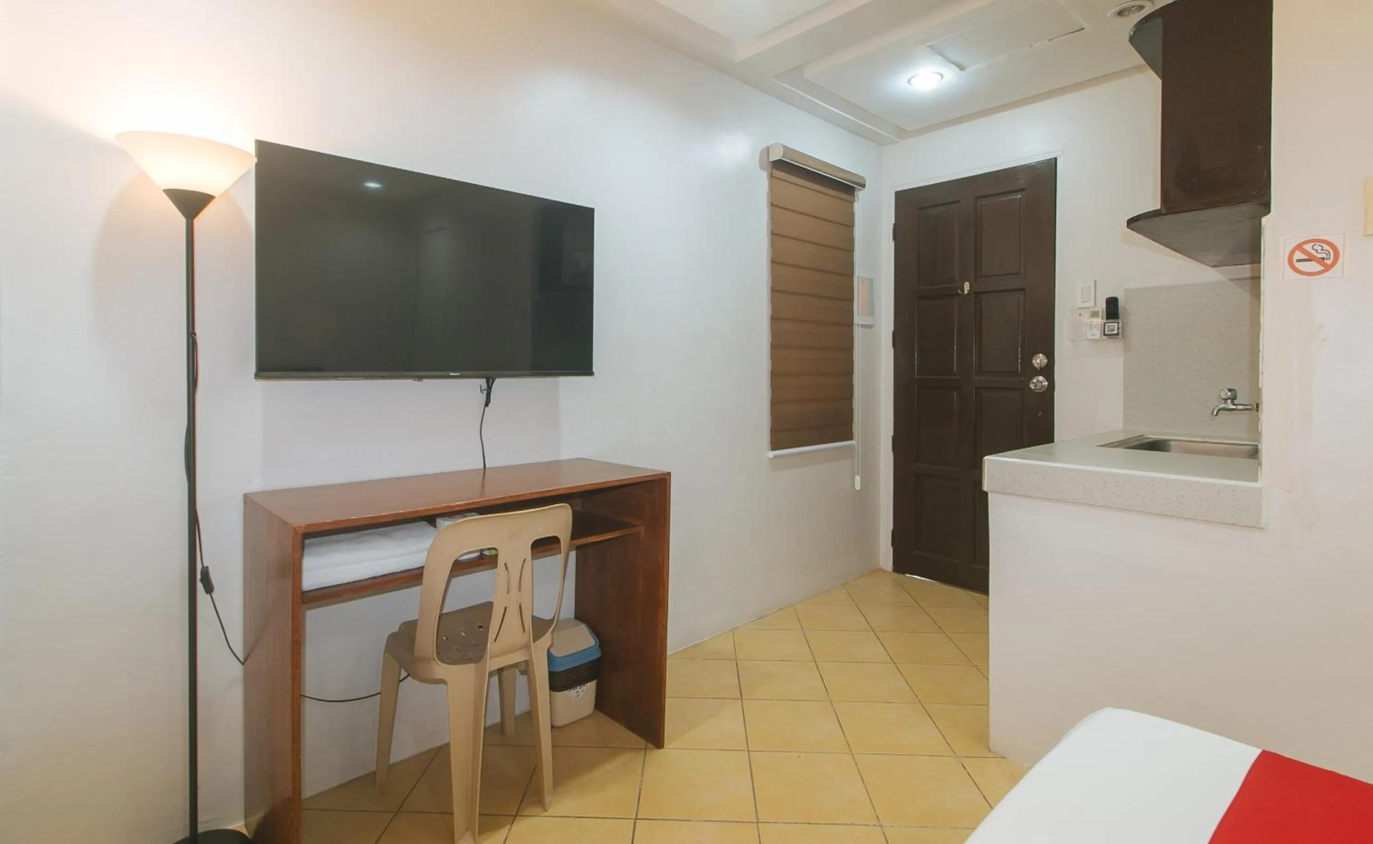 TV and multimedia, Bed in RedDoorz at Davids Travellers Inn Cavite