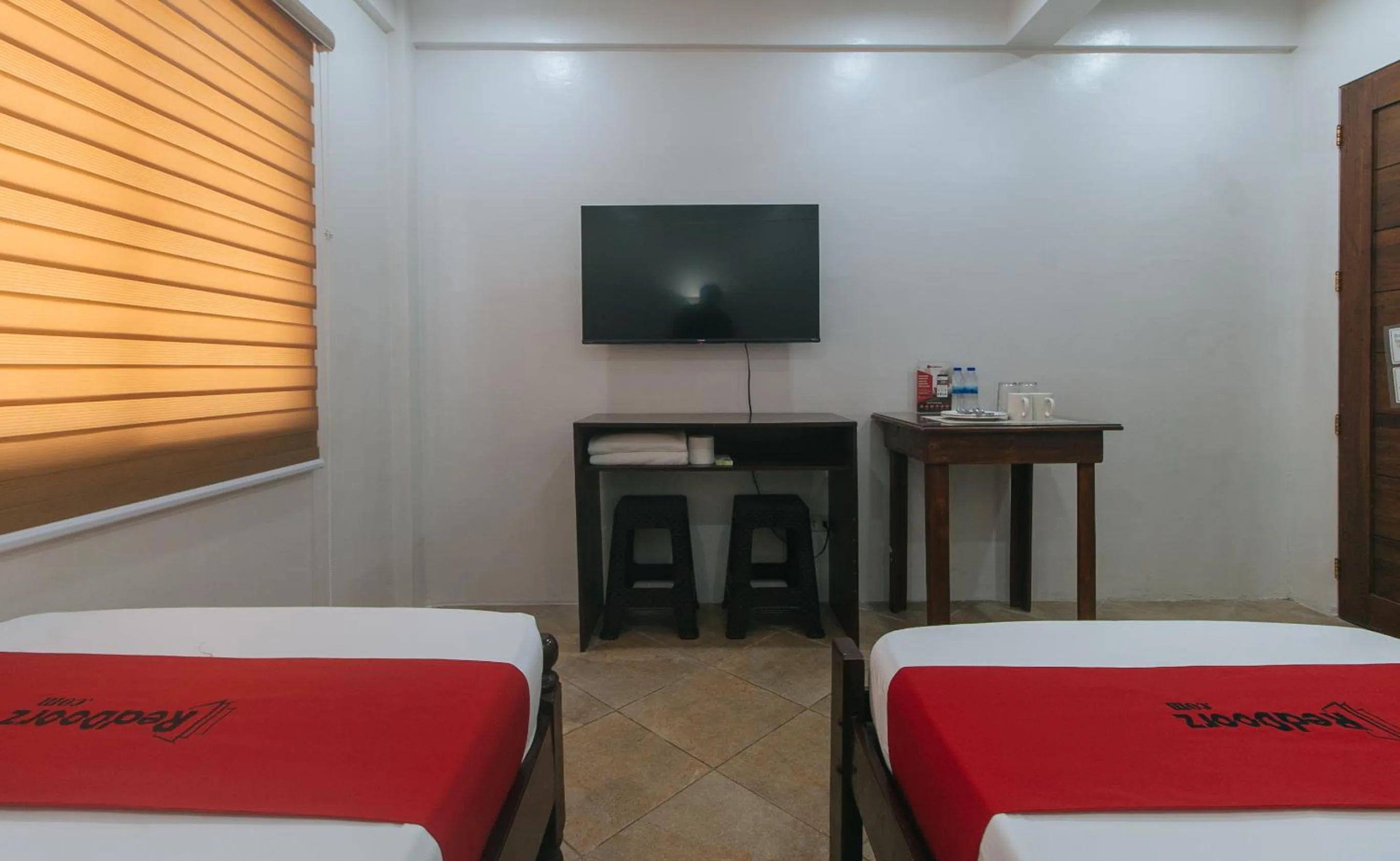 TV and multimedia, Bed in RedDoorz at Davids Travellers Inn Cavite