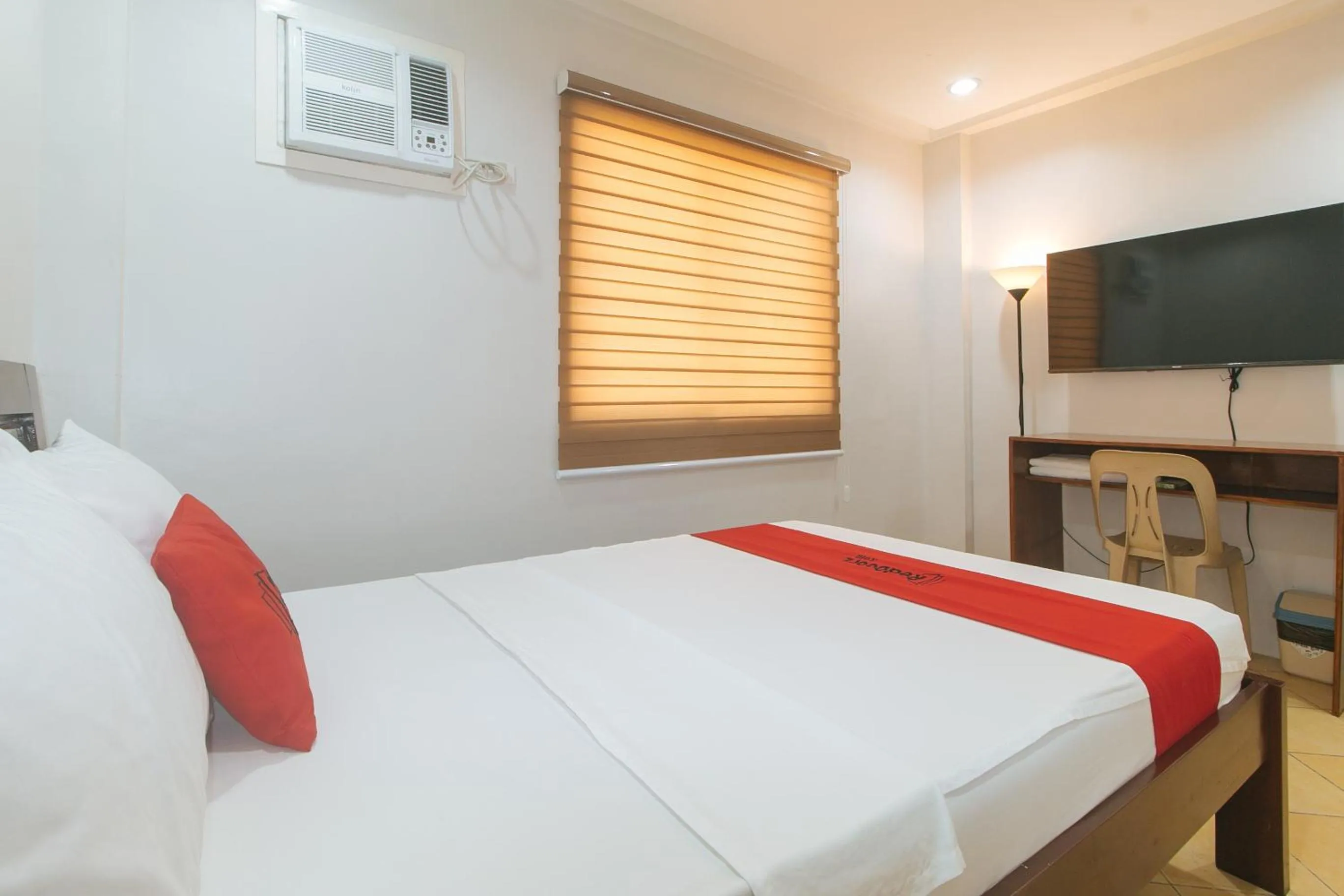 Bed in RedDoorz at Davids Travellers Inn Cavite