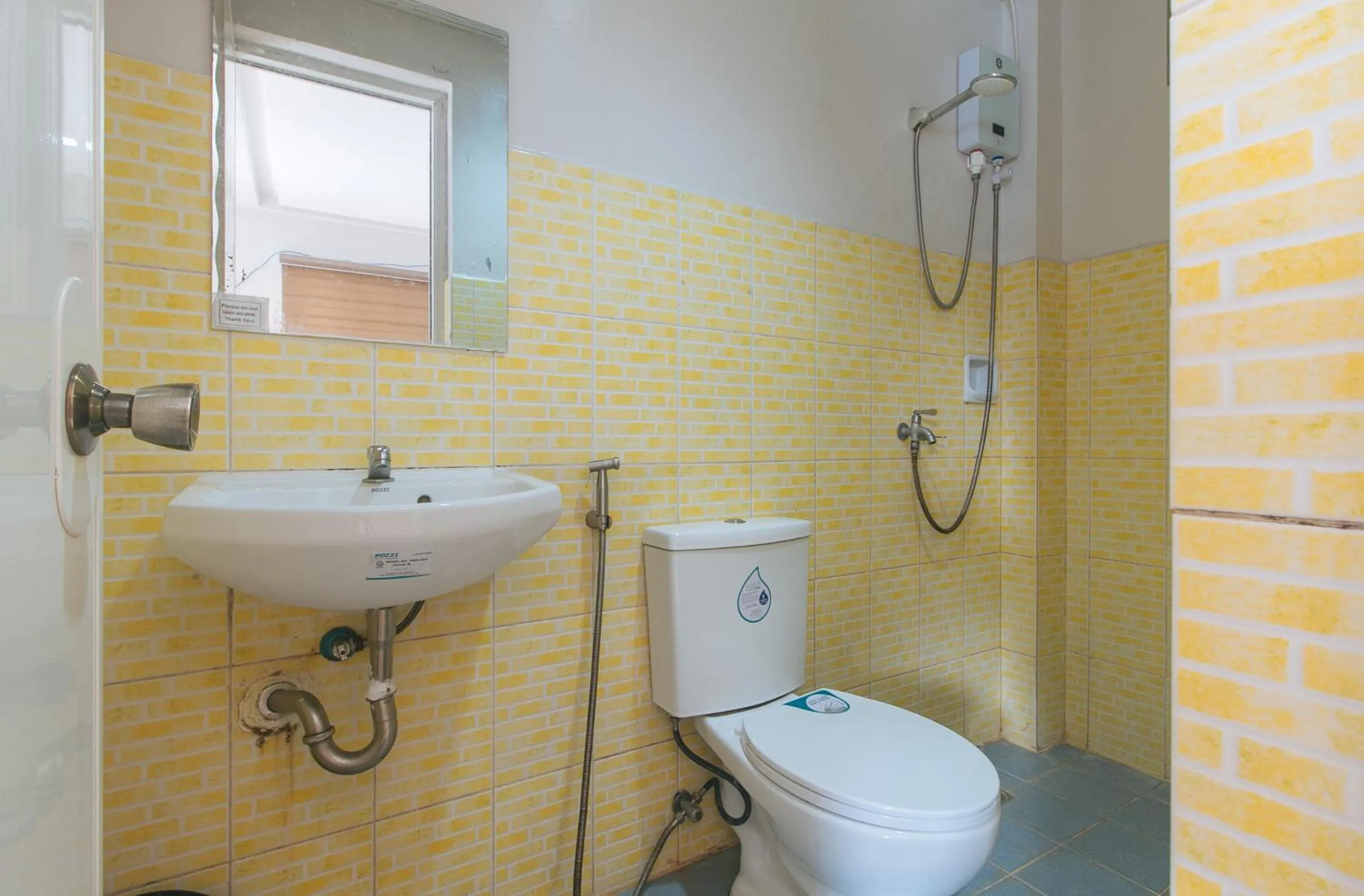 Shower in RedDoorz at Davids Travellers Inn Cavite