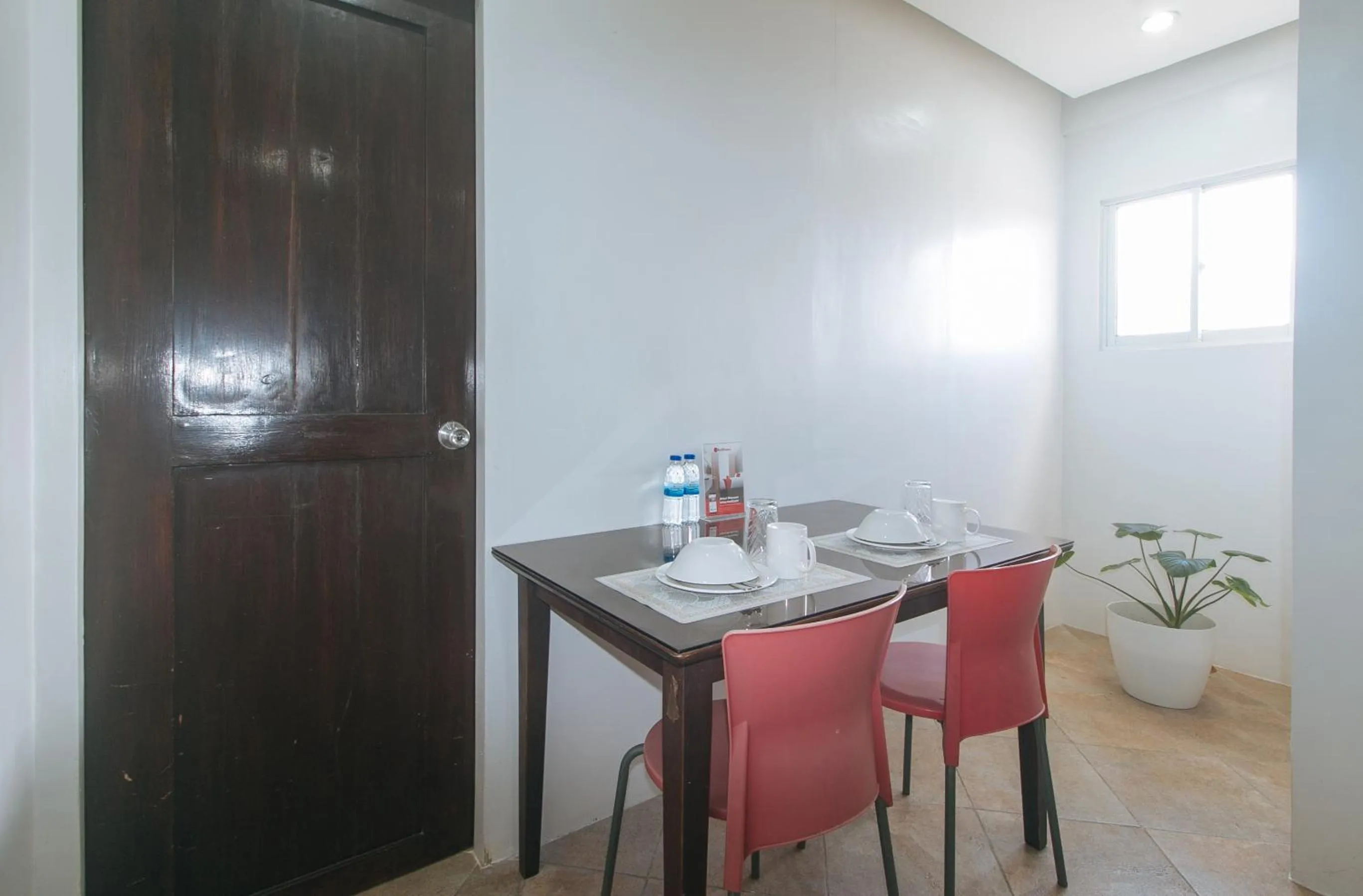 Dining area in RedDoorz at Davids Travellers Inn Cavite