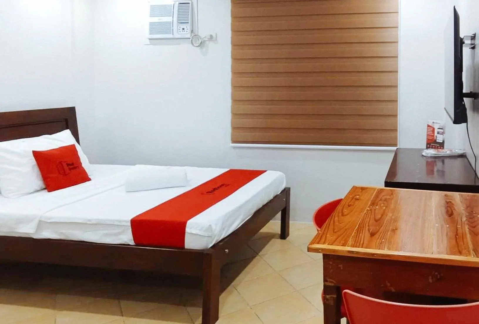 Toilet, Bed in RedDoorz at David's Travellers Inn Cavite