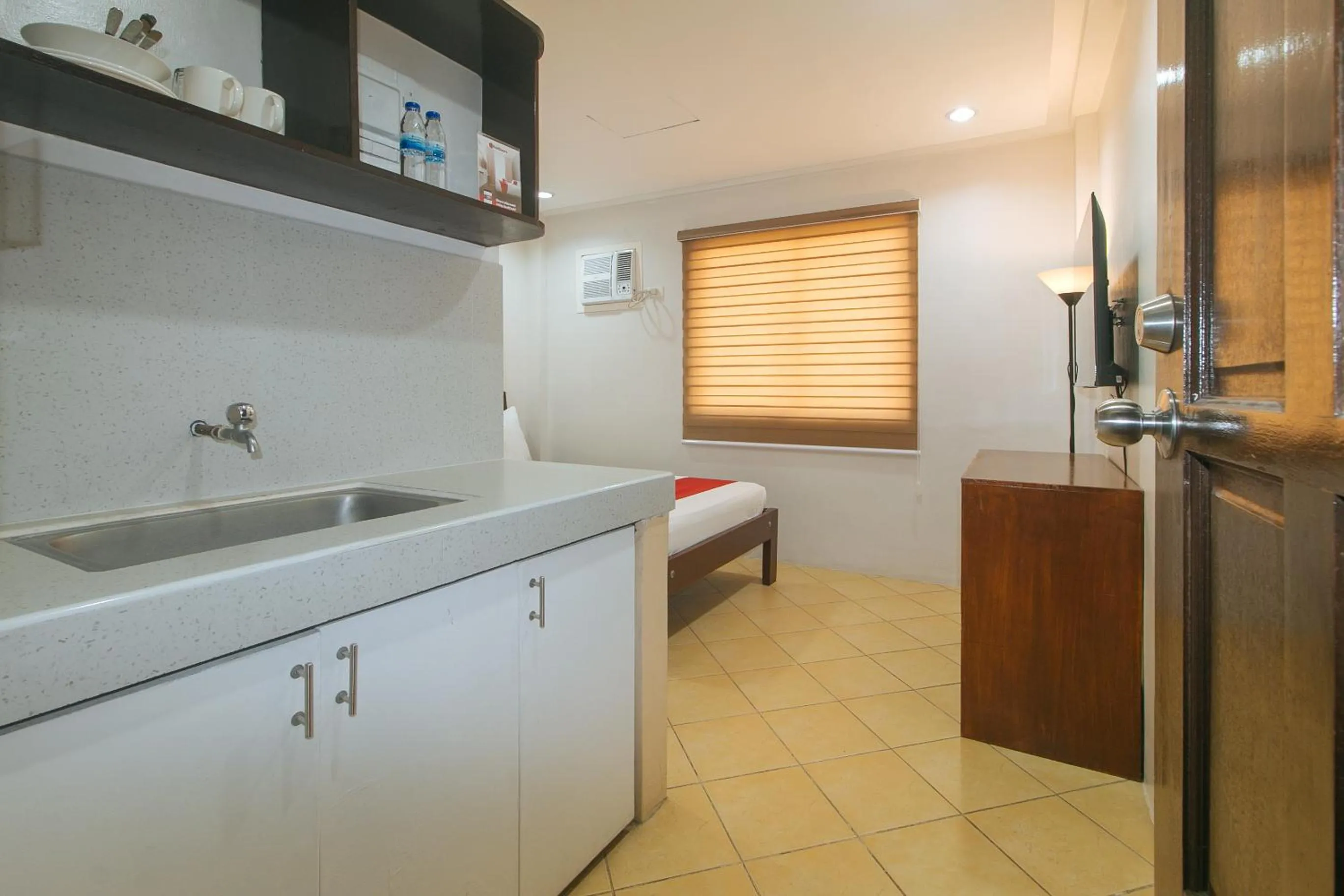 Kitchen or kitchenette in RedDoorz at Davids Travellers Inn Cavite