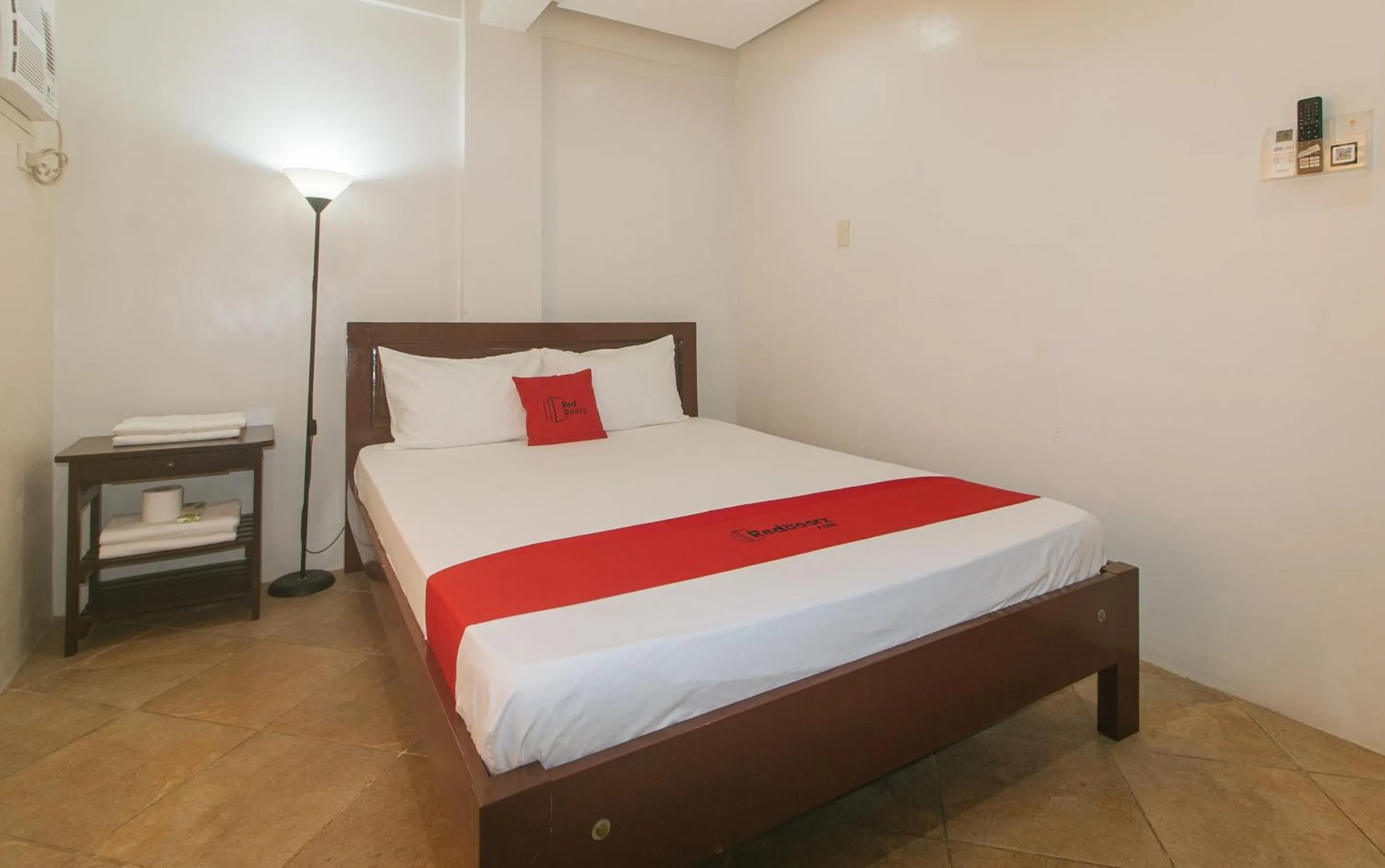 Bed in RedDoorz at Davids Travellers Inn Cavite