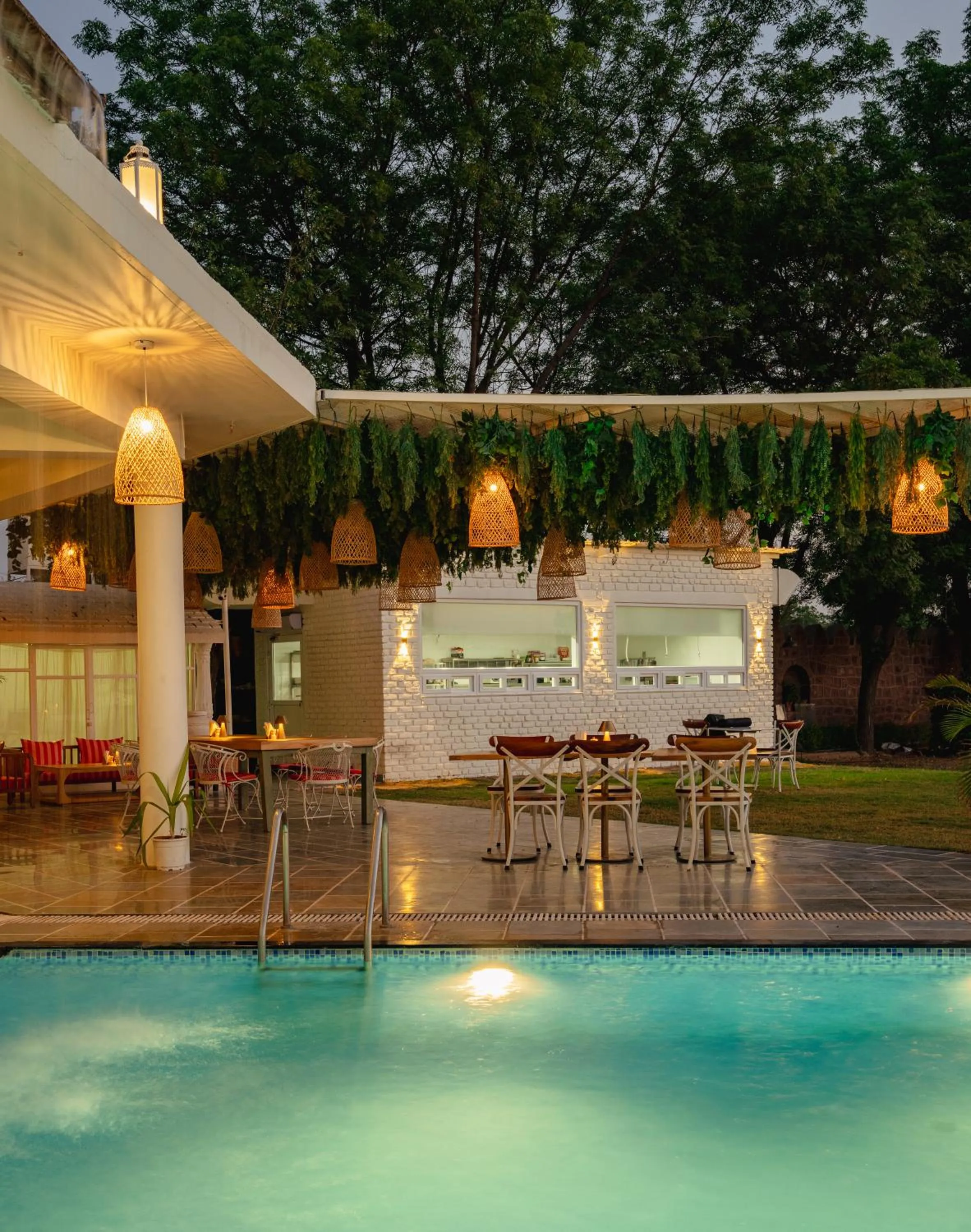 Restaurant/places to eat in Surpura Bagh