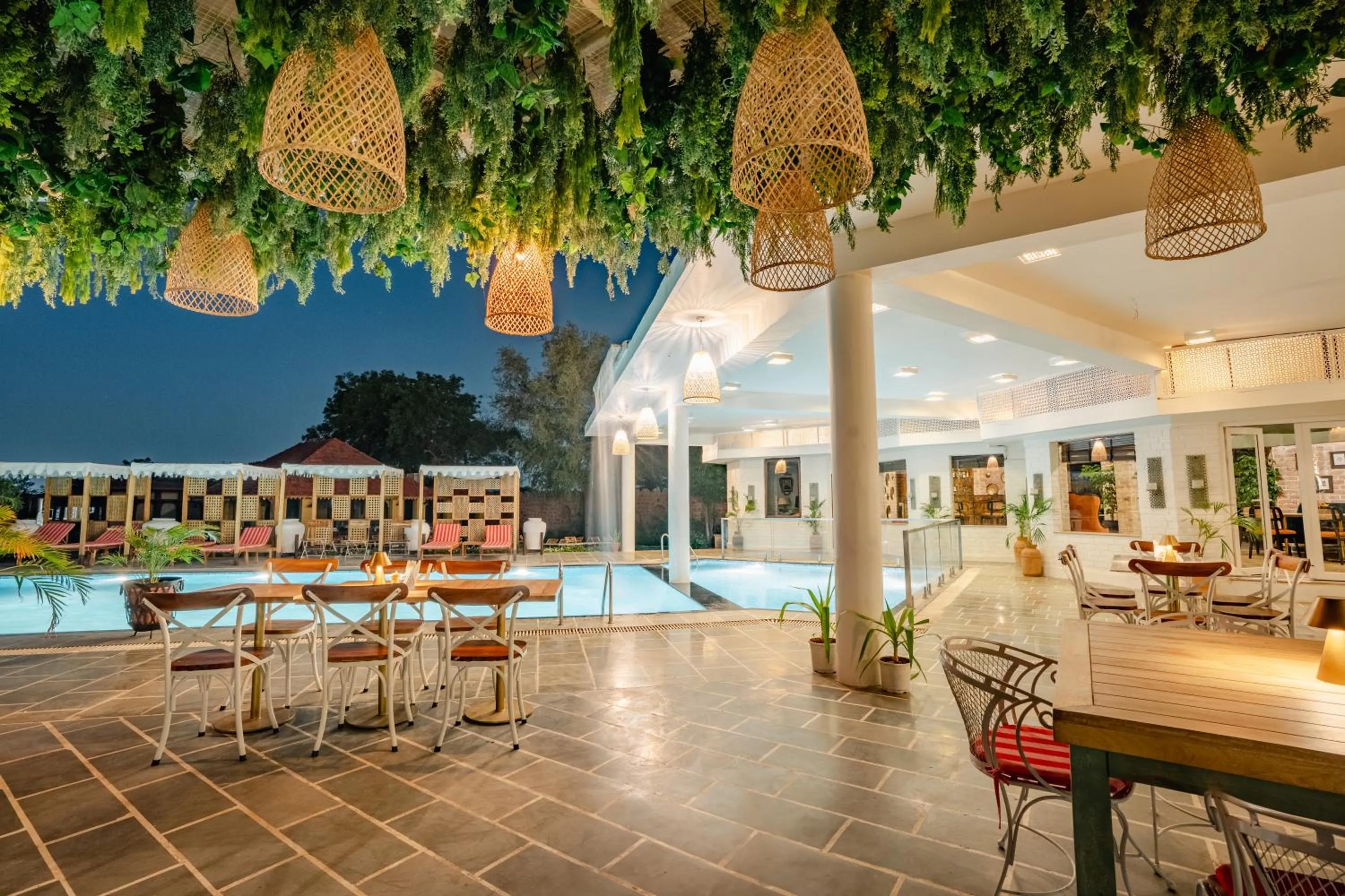 Restaurant/places to eat in Surpura Bagh